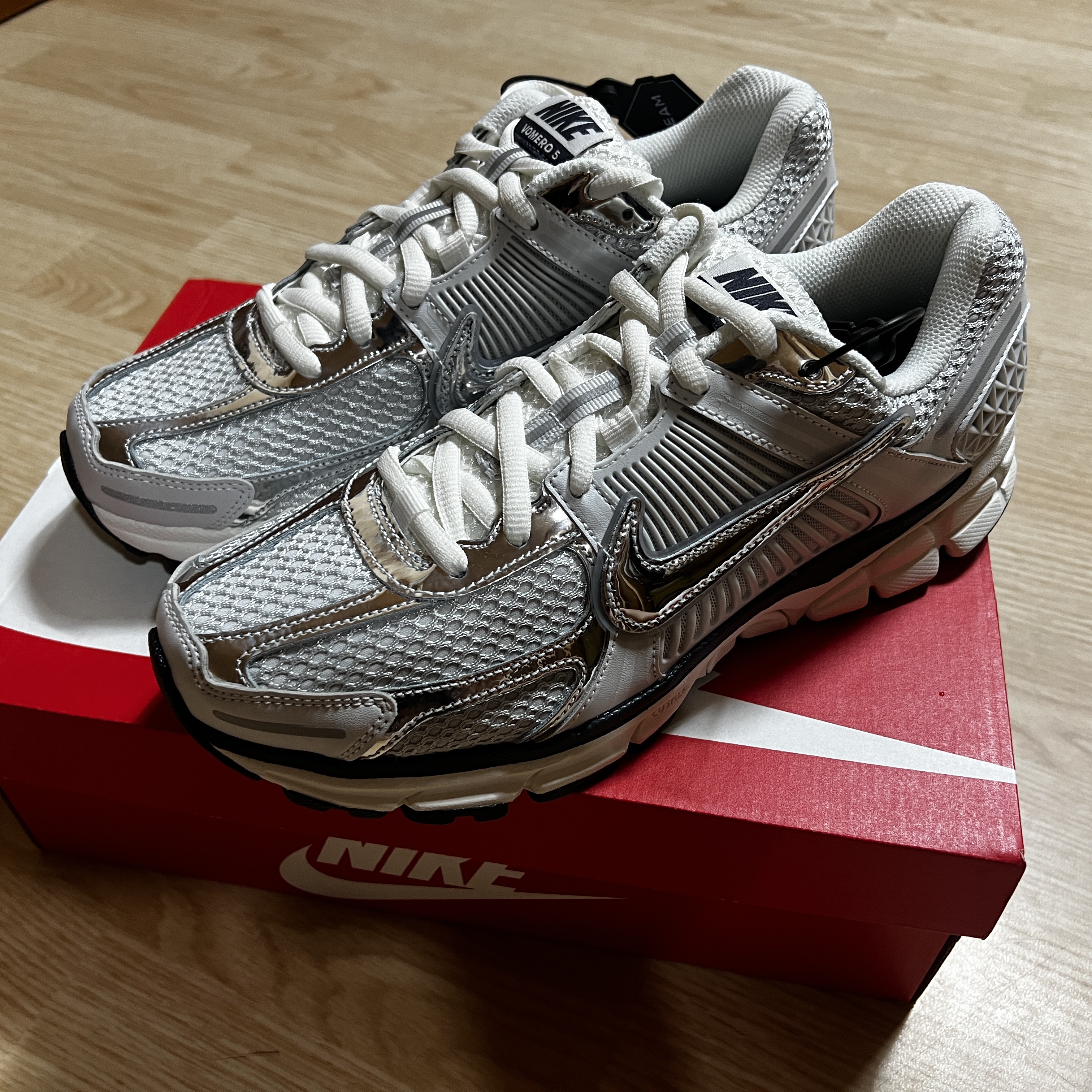 (W) Nike Zoom Vomero 5 Photon Dust and Metallic Silver 착용 스타일