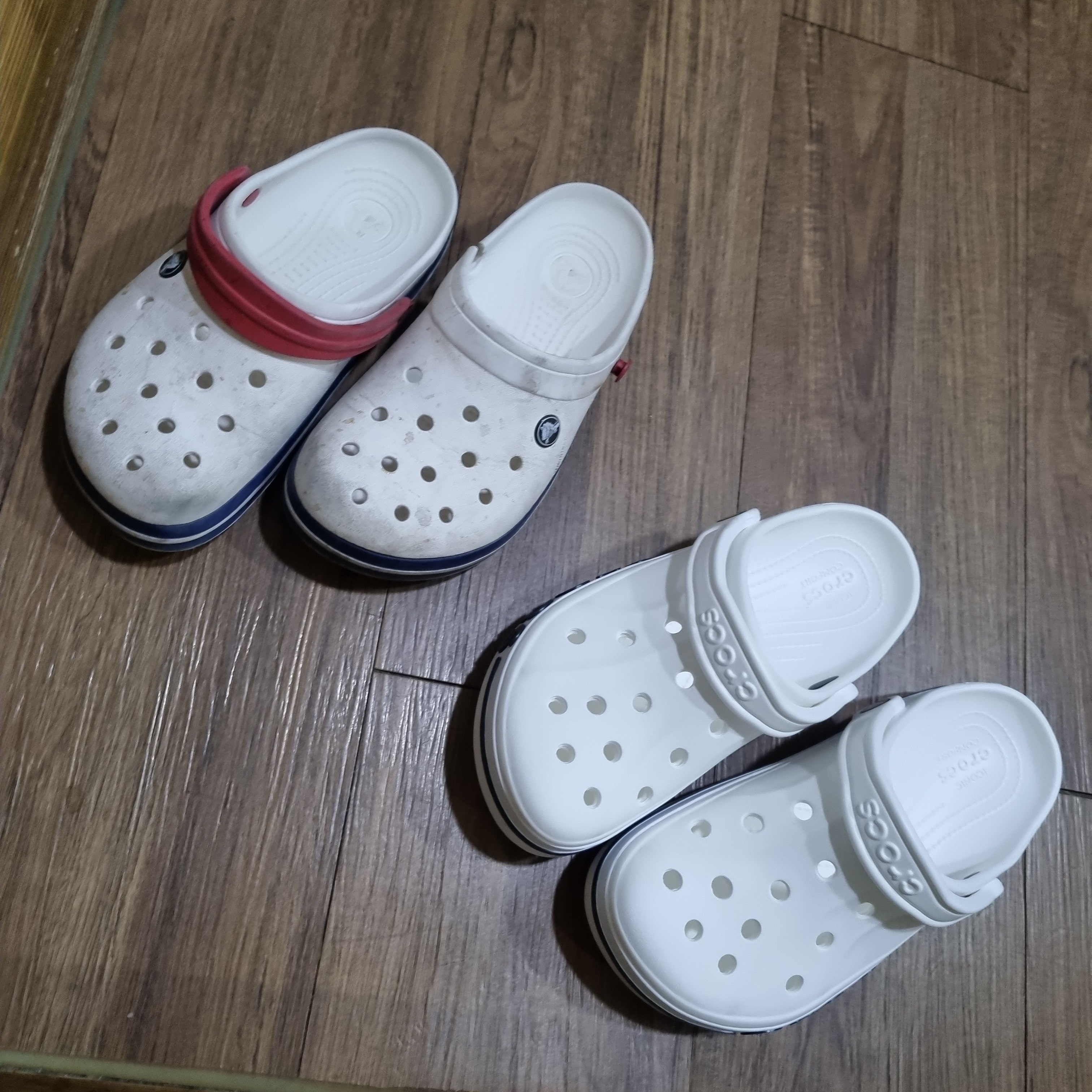 Crocs Bayaband Clog White Navy, Crocs Crocband Clog White Blue Jean 착용 스타일