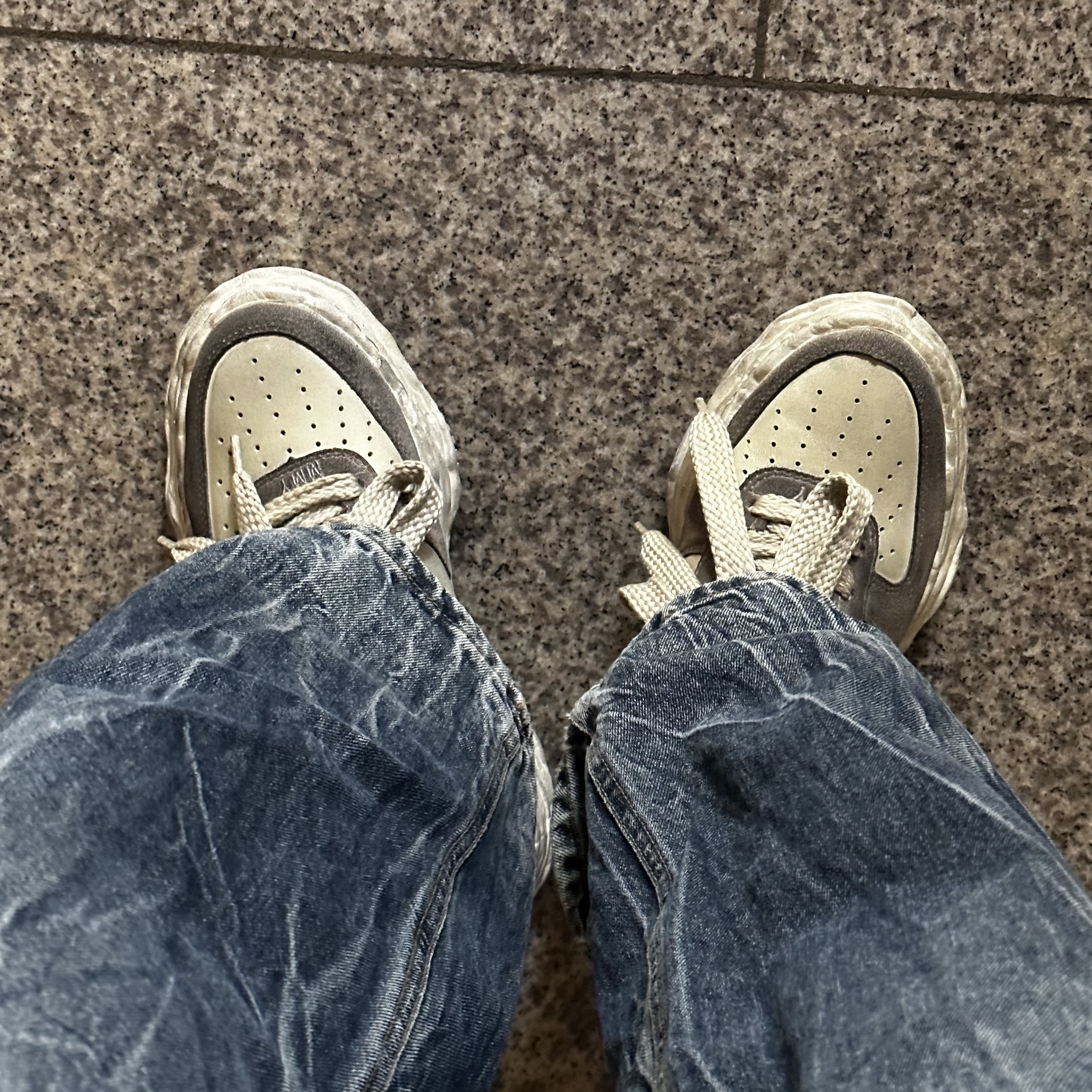 Maison Mihara Yasuhiro Wayne OG Sole Distressed Leather Low-top Sneaker White 착용 스타일