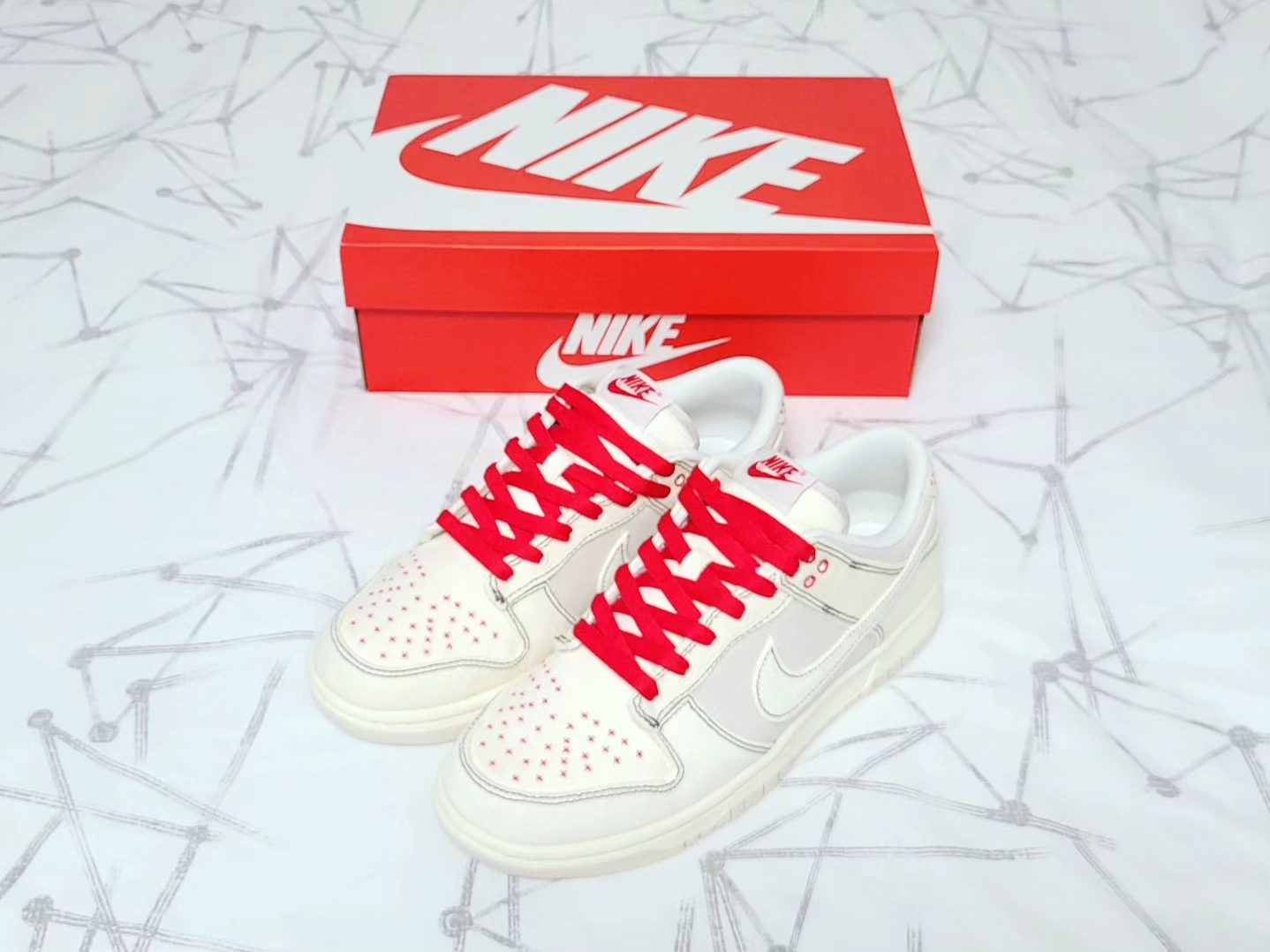 Nike Dunk Low Beige Red 착용 스타일 - 1