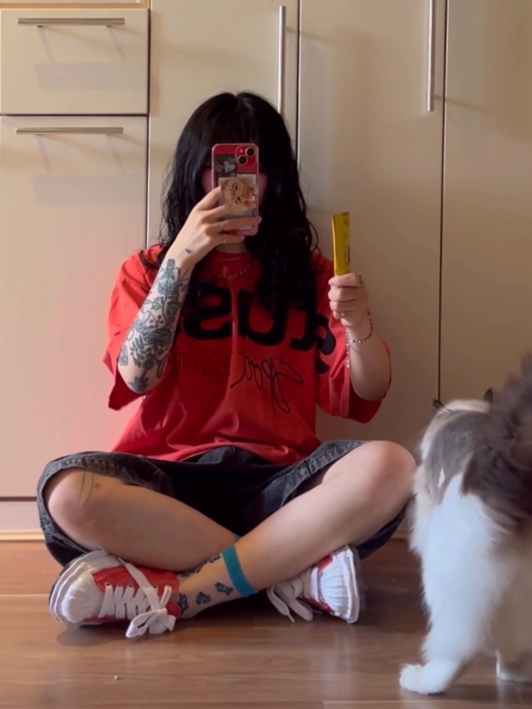 Stussy 100% Pigment Dyed T-Shirt Tomato, Maison Mihara Yasuhiro Blakey OG Sole Canvas Low-top Sneakers Orange 착용 스타일 - 3