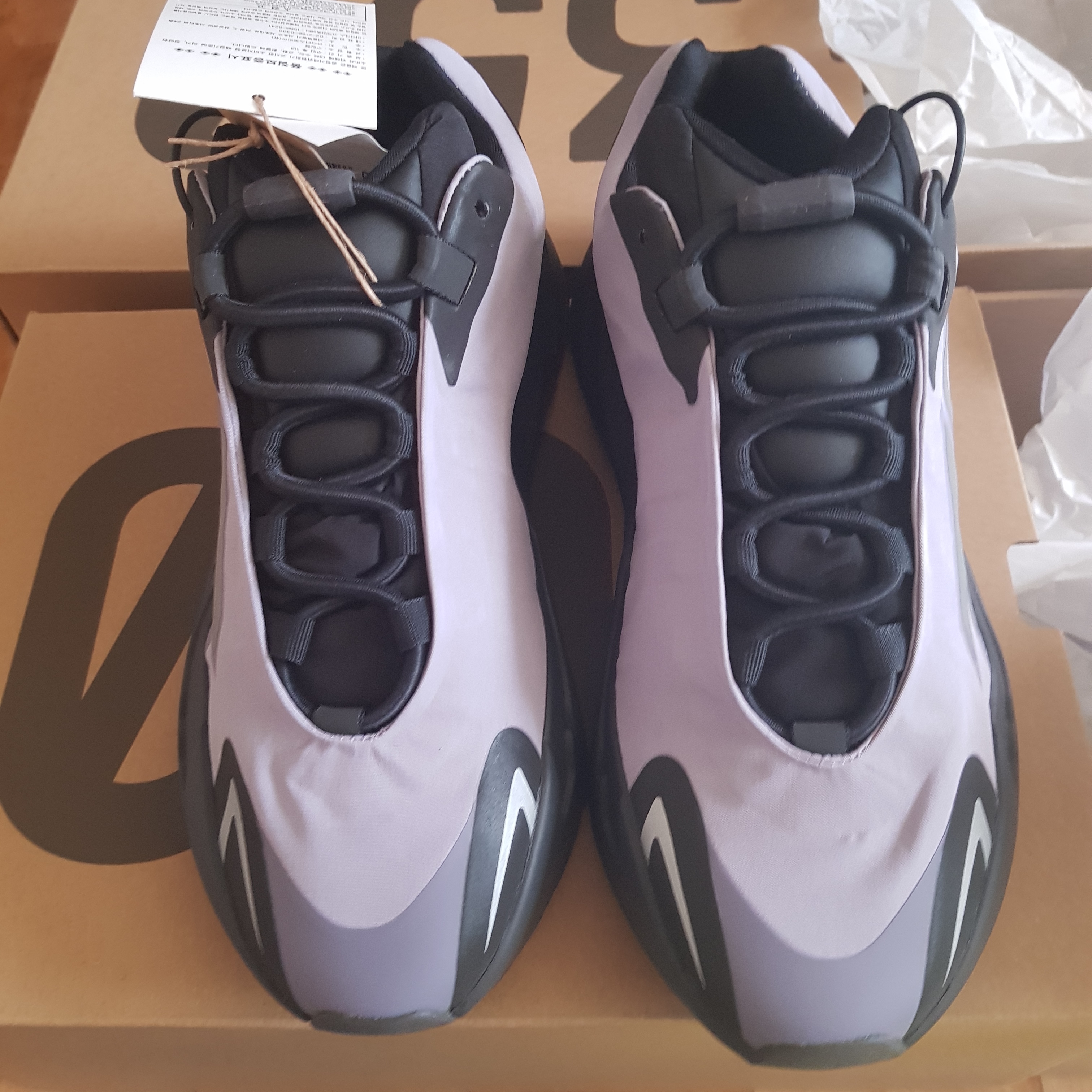 Adidas Yeezy Boost 700 MNVN Geode 착용 스타일 - 1
