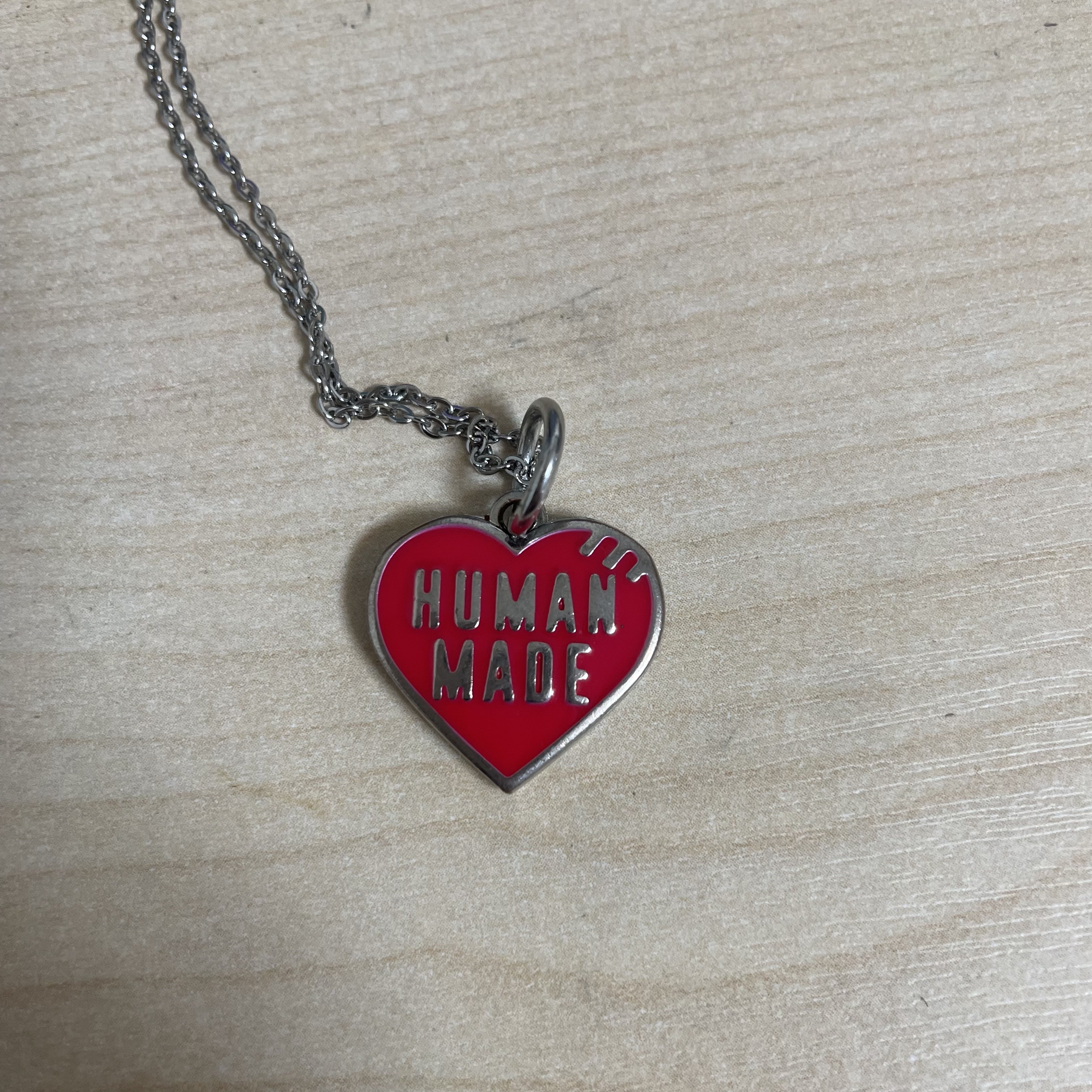Human Made Heart Mini Keycharm Red 착용 스타일 - 1