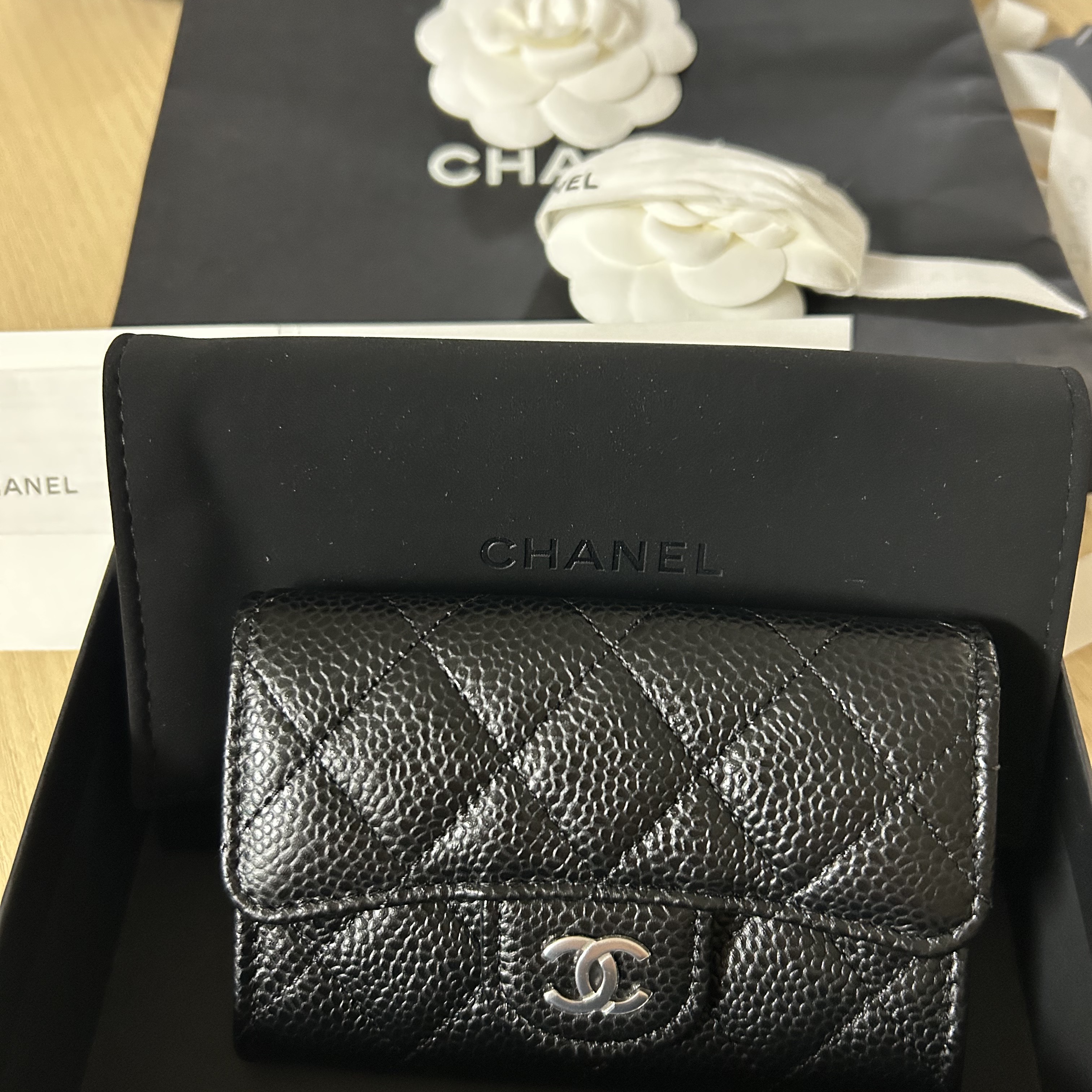 Chanel Classic Card Holder Grained Calfskin & Silver Black 착용 스타일