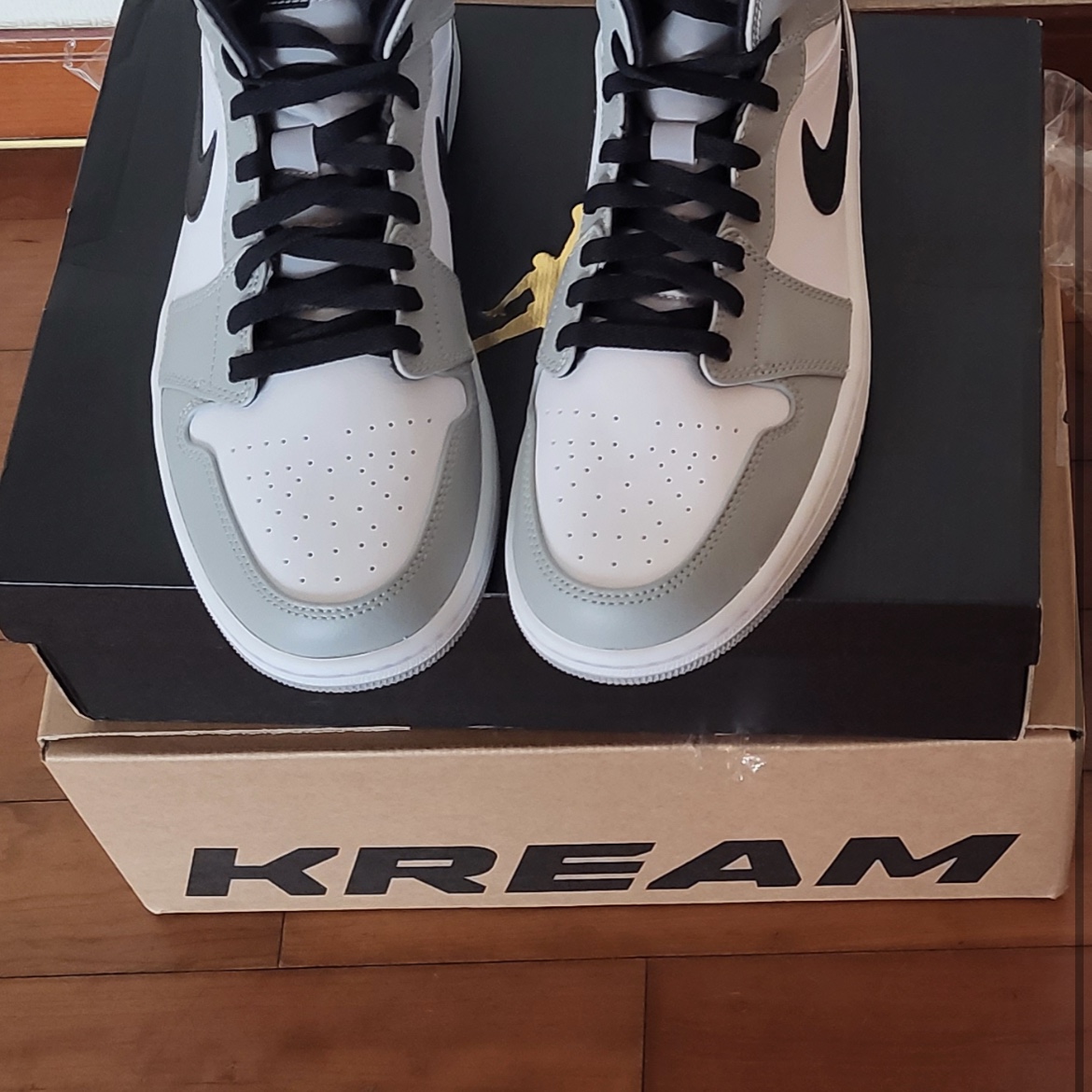 Jordan 1 Mid Light Smoke Grey 착용 스타일