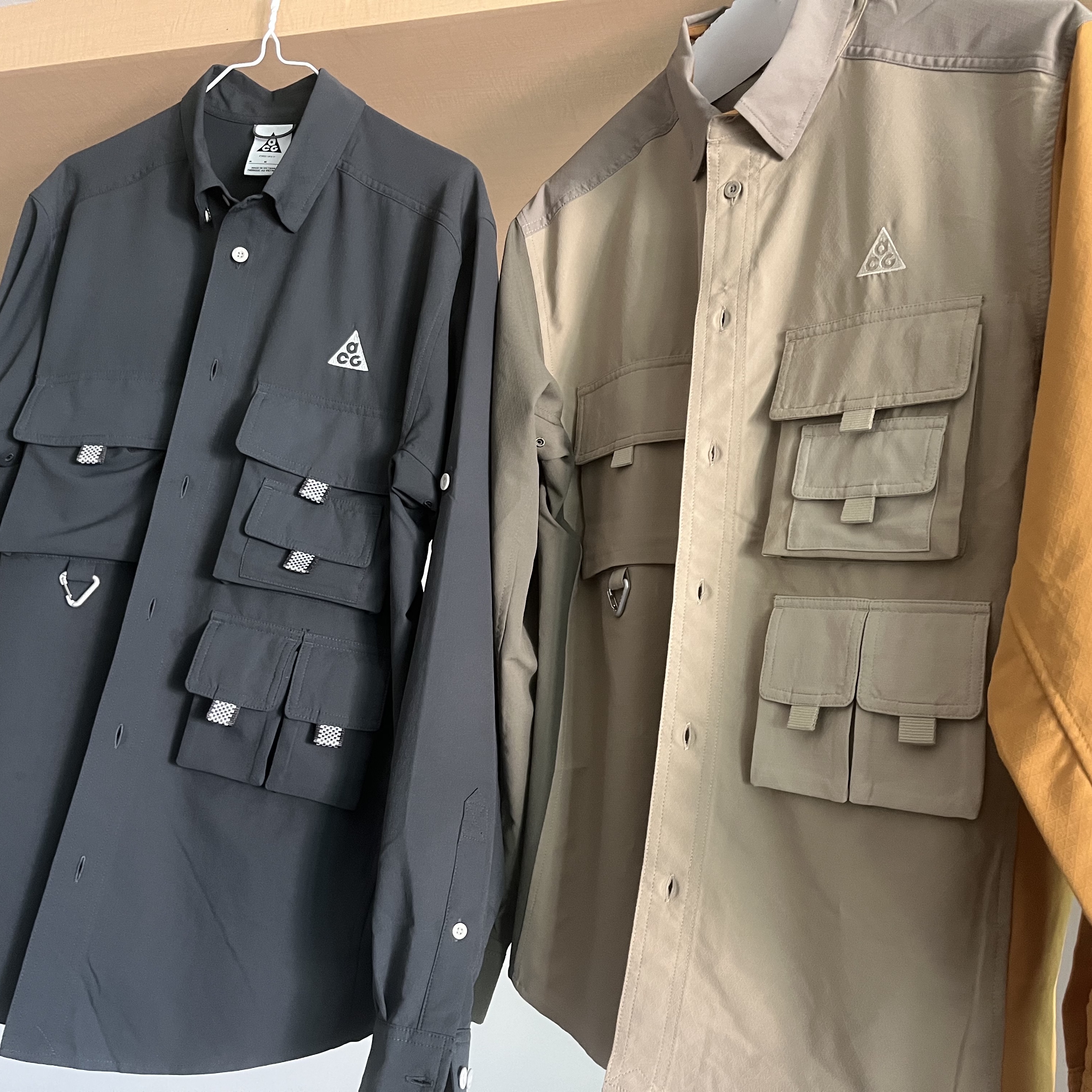 Nike ACG Dri-Fit UV Devastation Trail Shirt Khaki Olive Gold - Asia, Nike ACG Dri-Fit UV Devastation Trail Shirt Dark Smoke Grey - Asia 착용 스타일