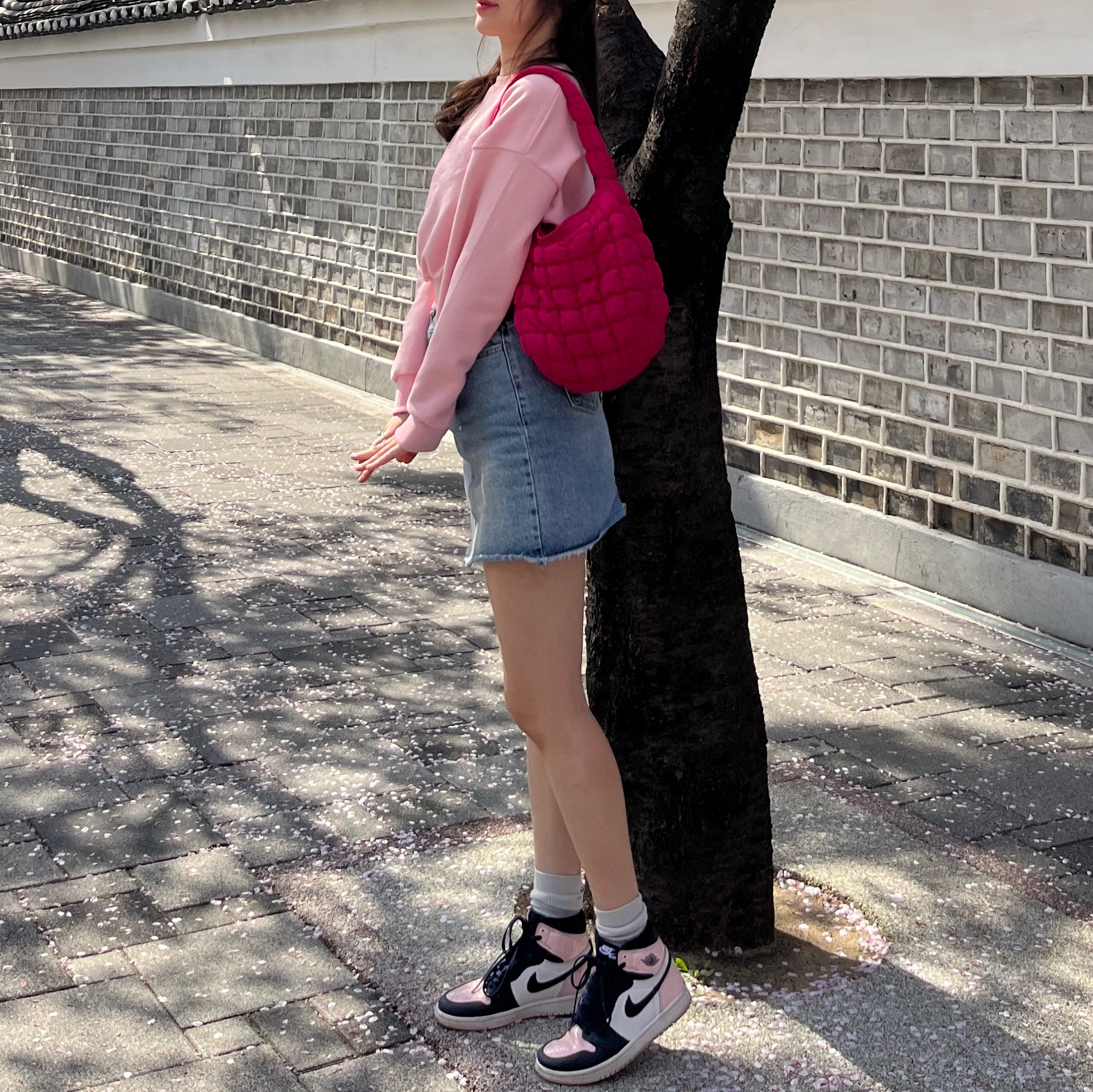 (W) Jordan 1 Retro High OG Atmosphere, COS Quilted Mini Bag Pink 착용 스타일