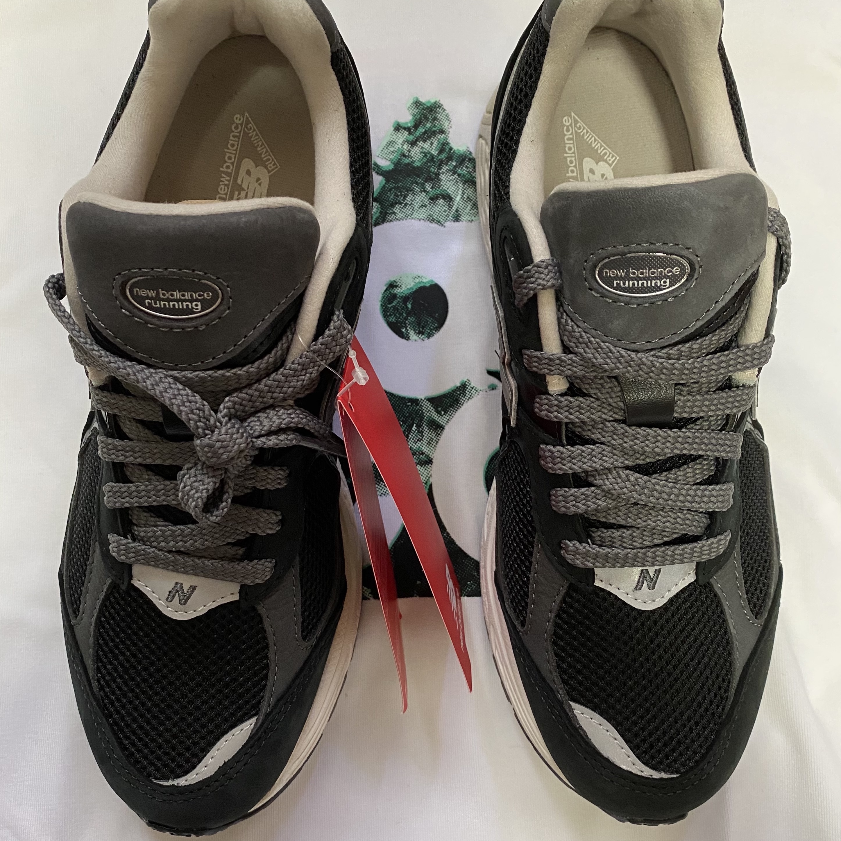 New Balance 2002R Premium Vintage Black 착용 스타일