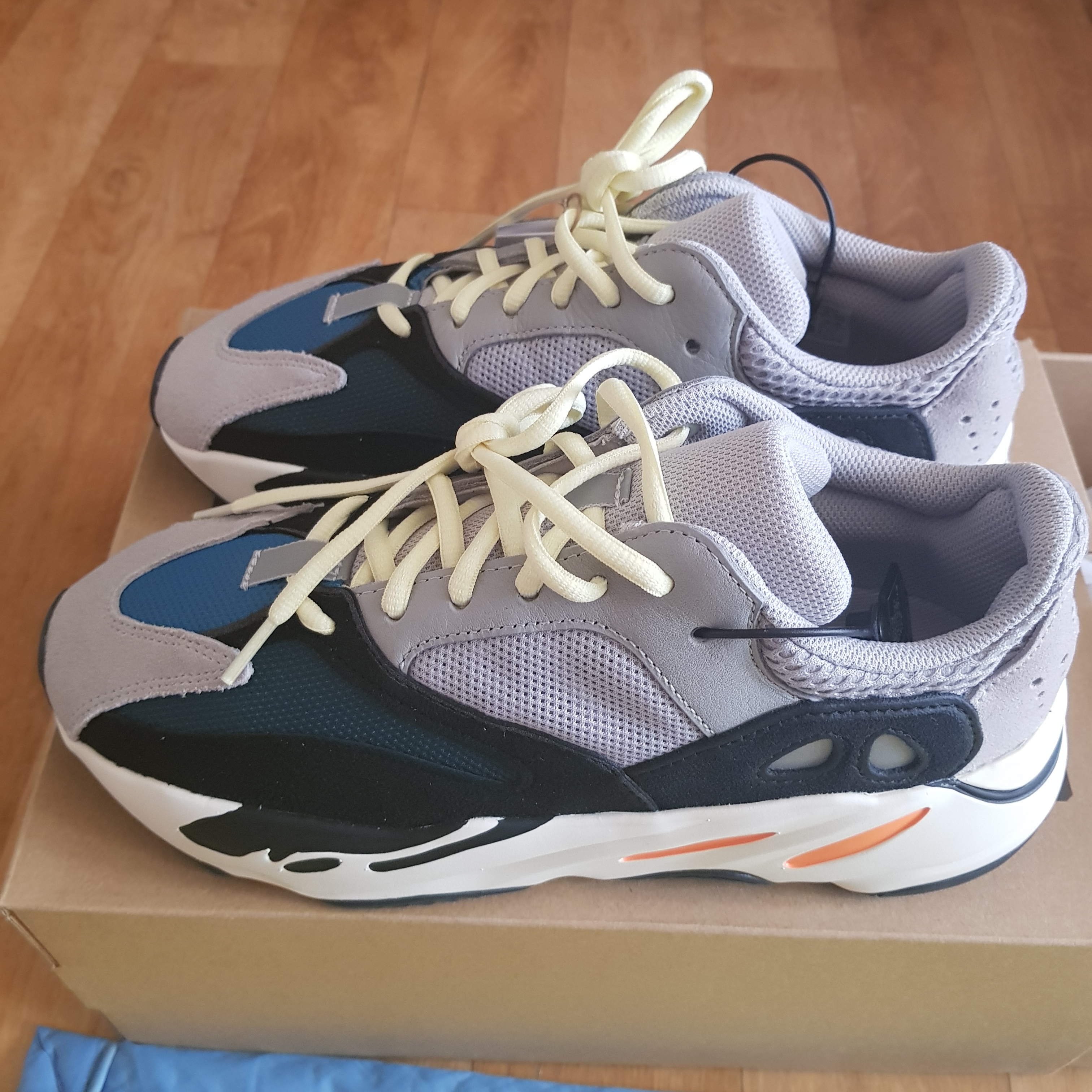 Adidas Yeezy Boost 700 Wave Runner Solid Grey 2021/2022 착용 스타일 - 2
