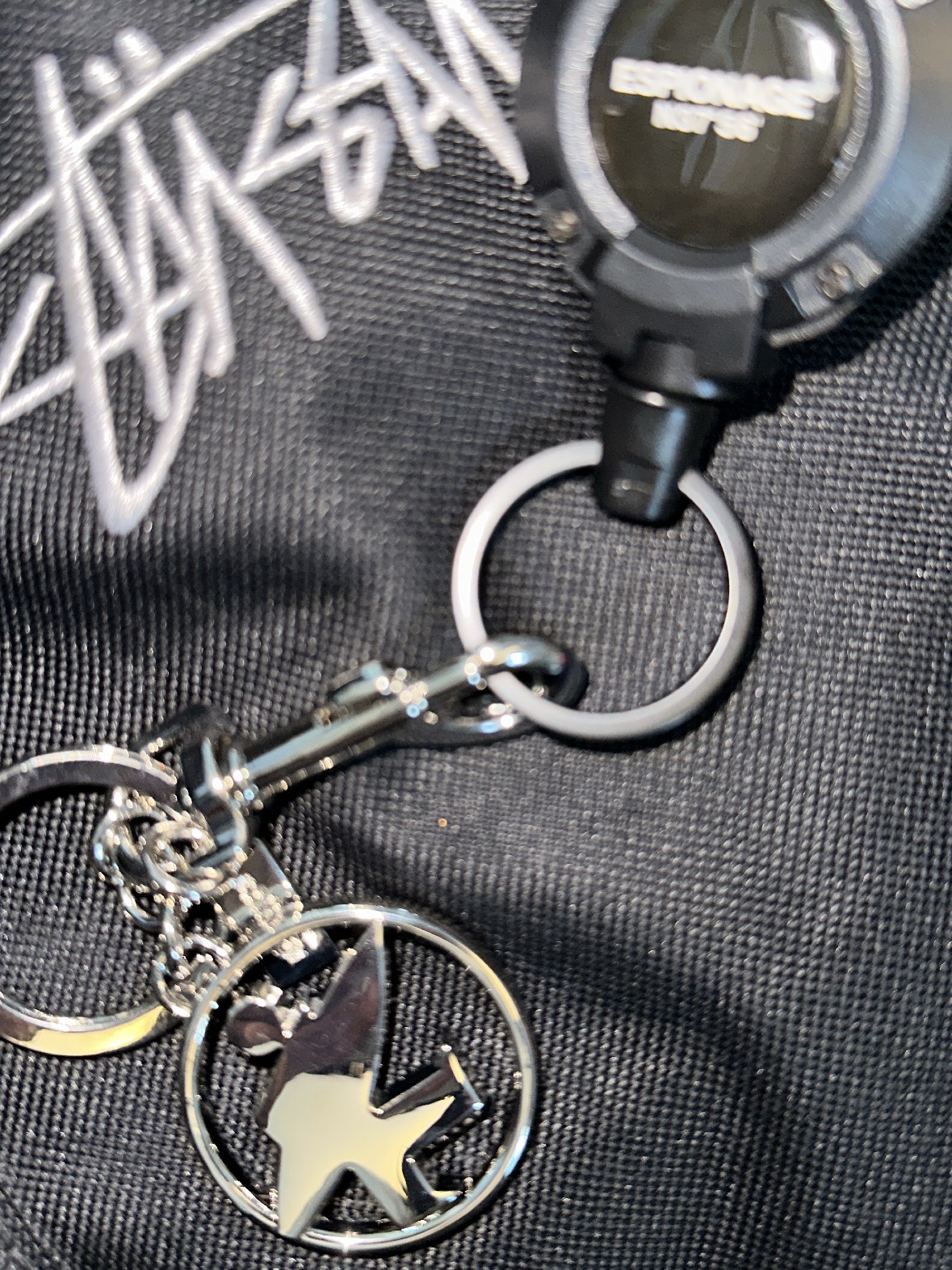 Stussy Surfman Keychain Silver 착용 스타일