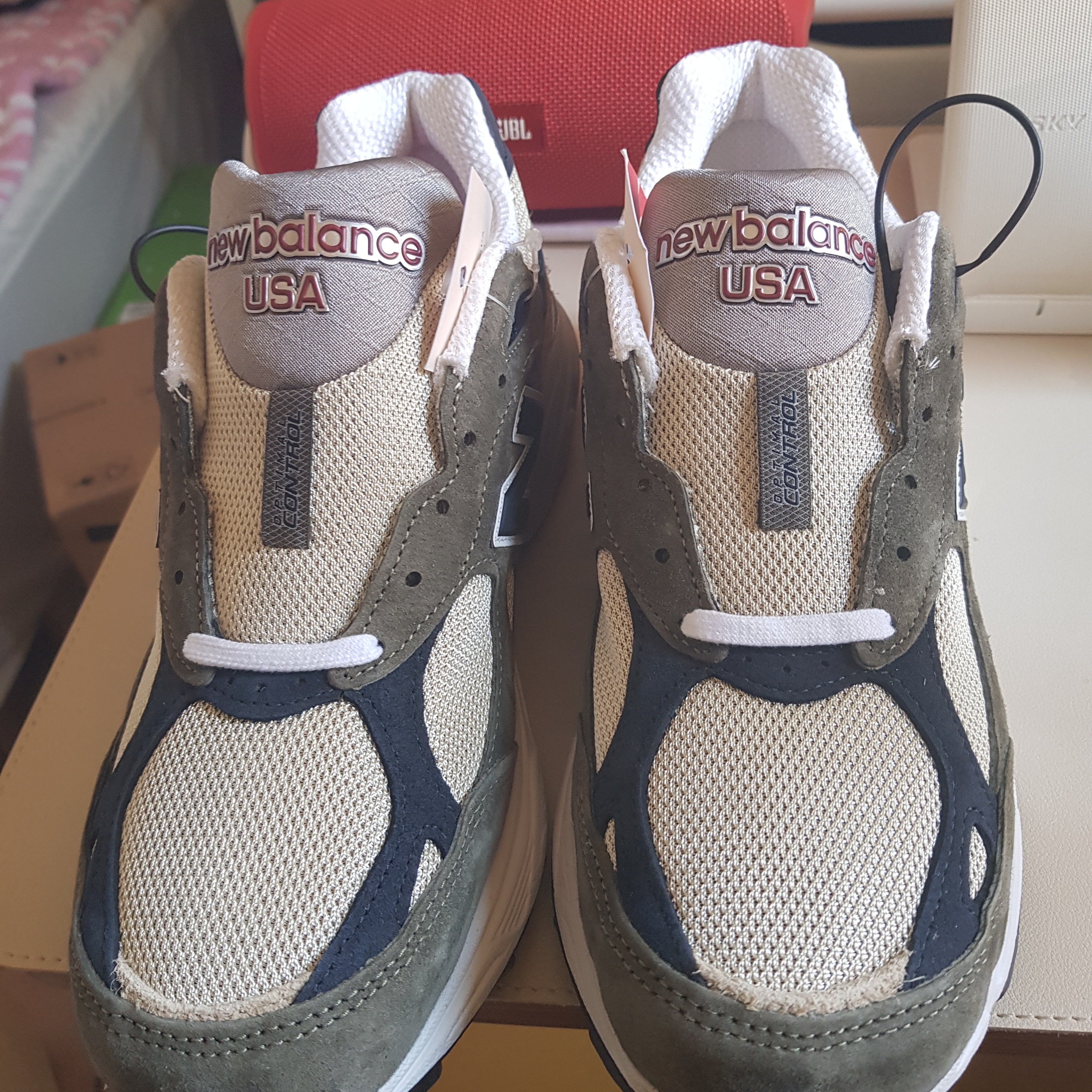 New Balance 990v3 Made in USA Olive 착용 스타일 - 1