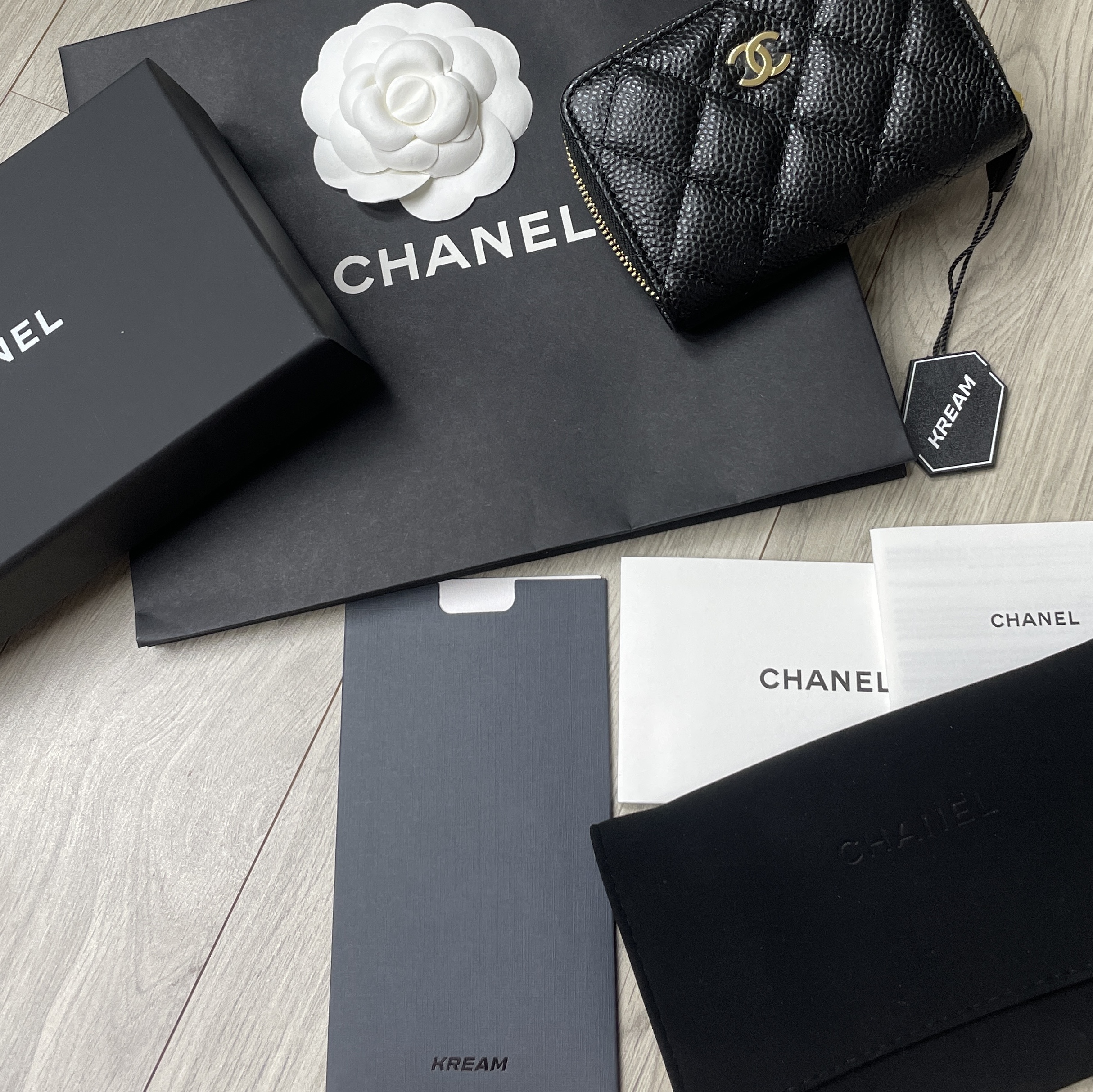 Chanel Classic Zipped Coin Purse Grained Calfskin & Gold Black 착용 스타일