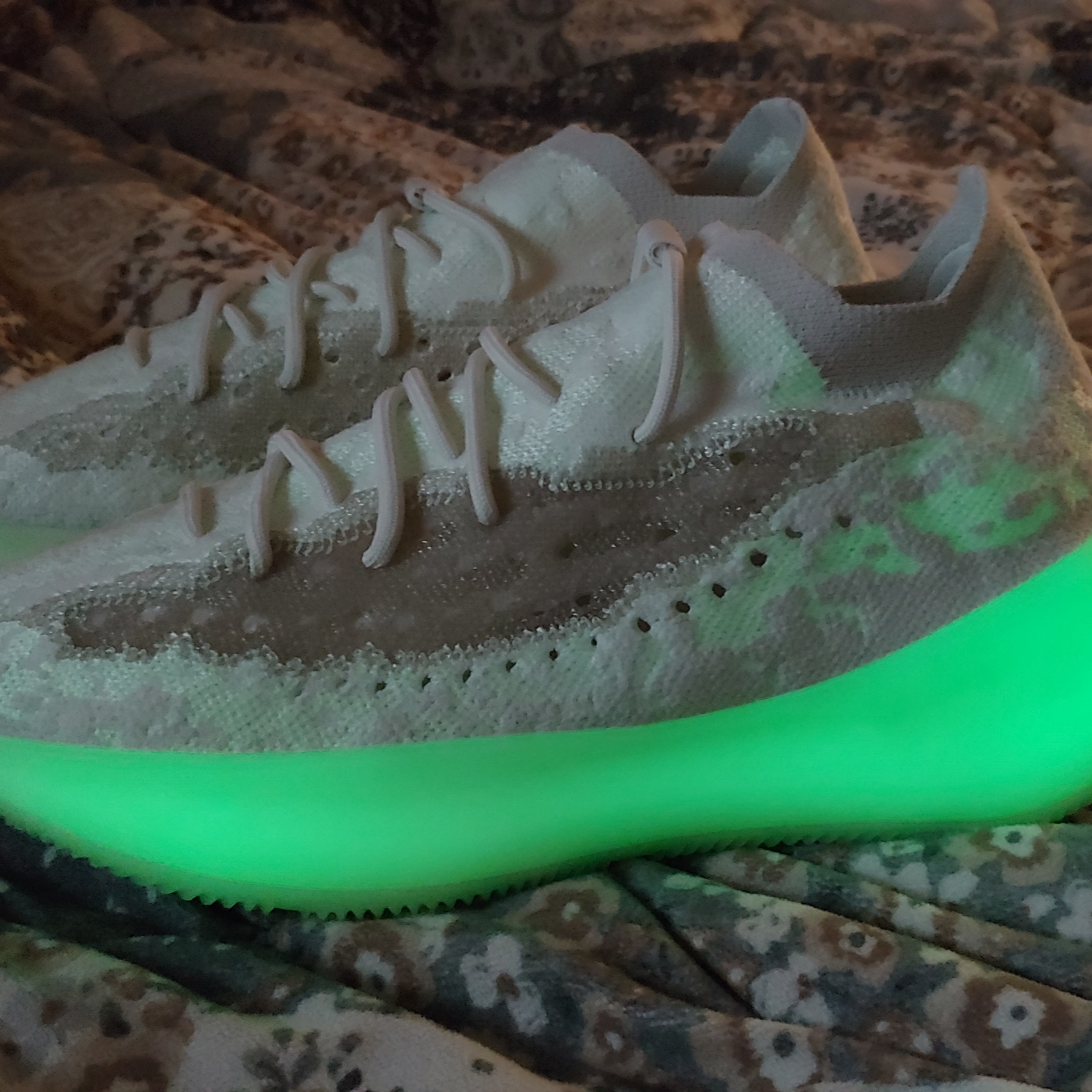 Adidas Yeezy Boost 380 Calcite Glow, Jordan 1 Retro High OG Chicago 2015 착용 스타일 - 4