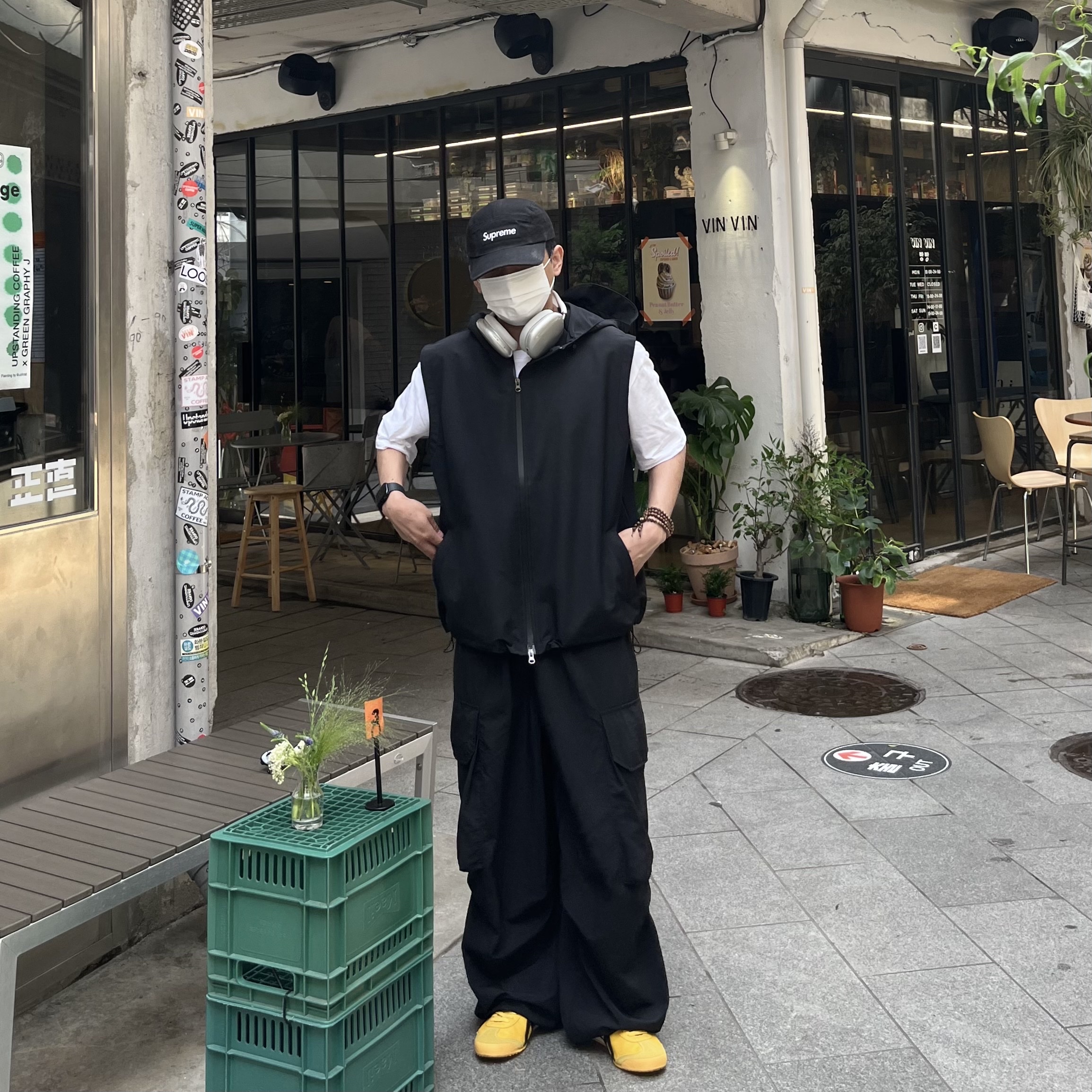 Onitsuka Tiger Mexico 66 Yellow Black, Apple AirPods Max Lightning Silver (Korean Ver.) 착용 스타일 - 3