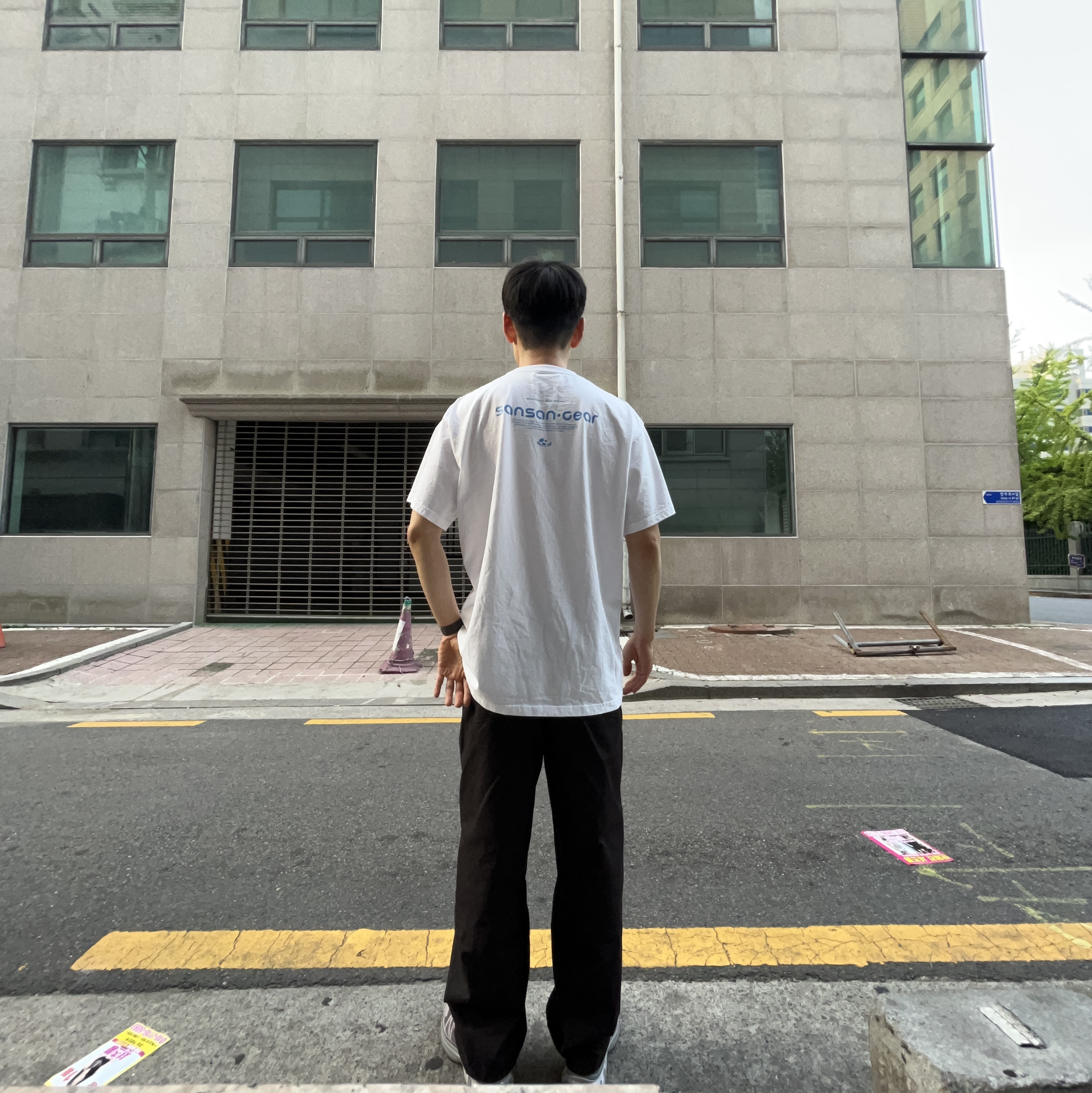Sansan Gear Logo T-Shirt Off White - 23SS 착용 스타일