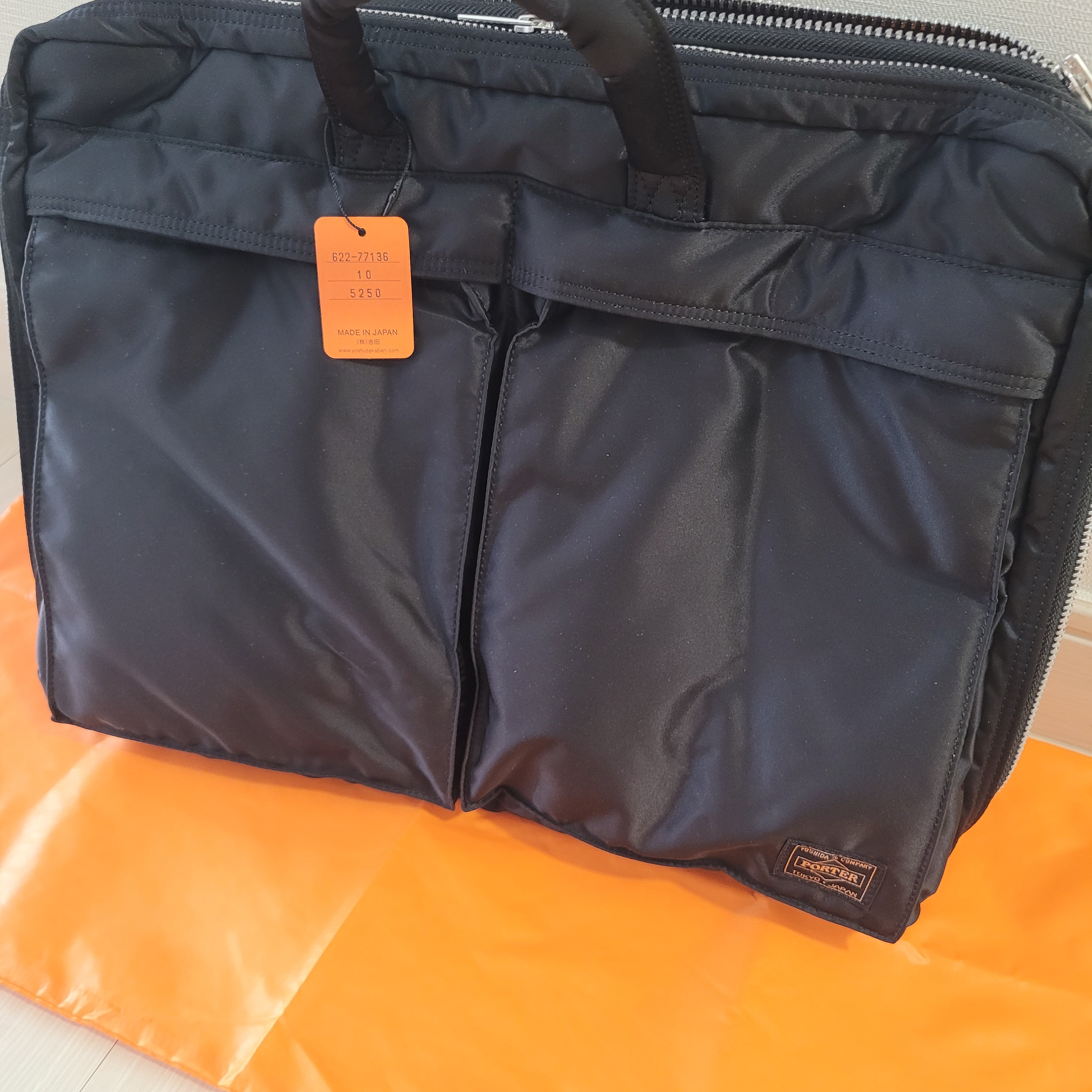Porter Tanker 2Way Briefcase Black 착용 스타일