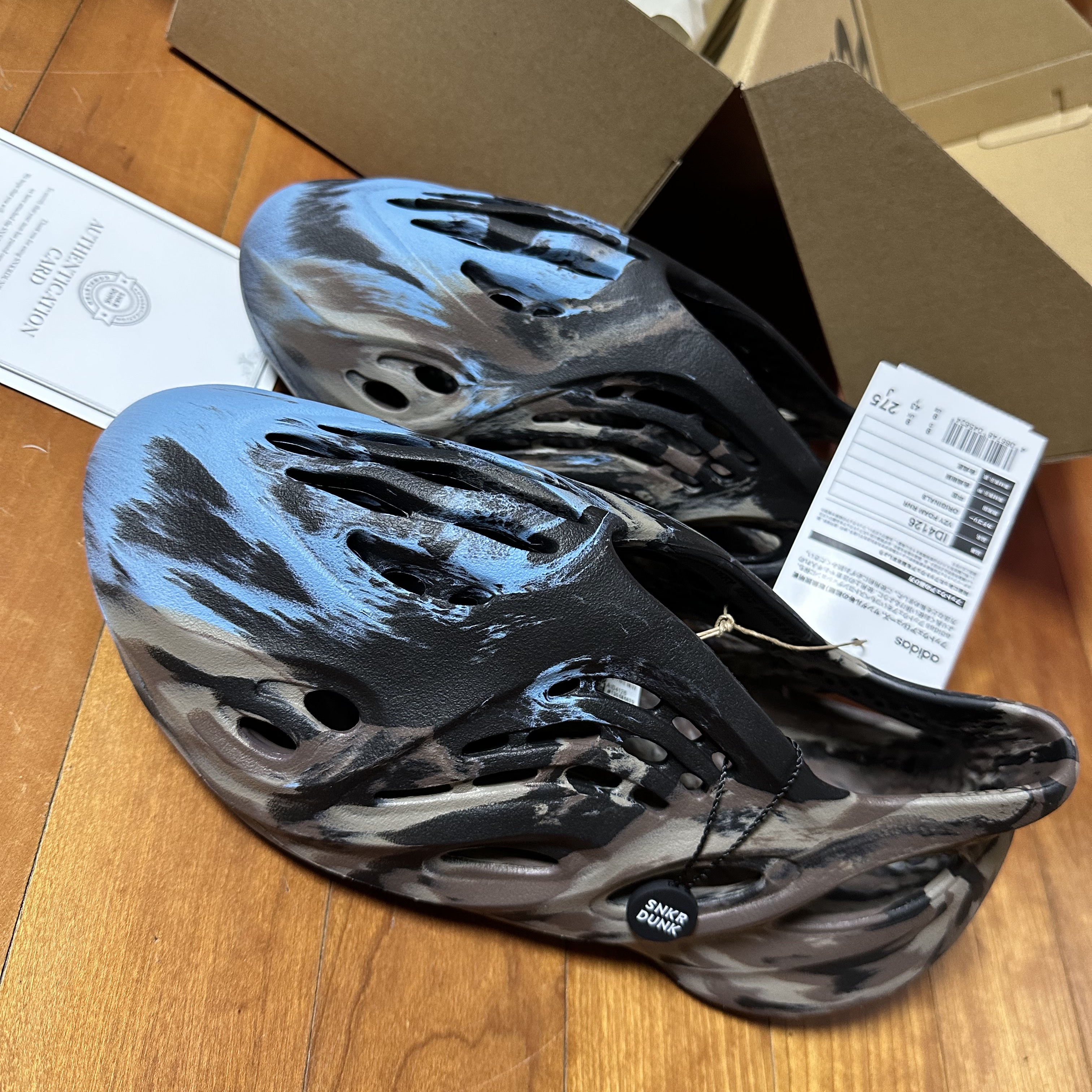 Adidas Yeezy Foam RNNR MX Cinder 착용 스타일 - 1