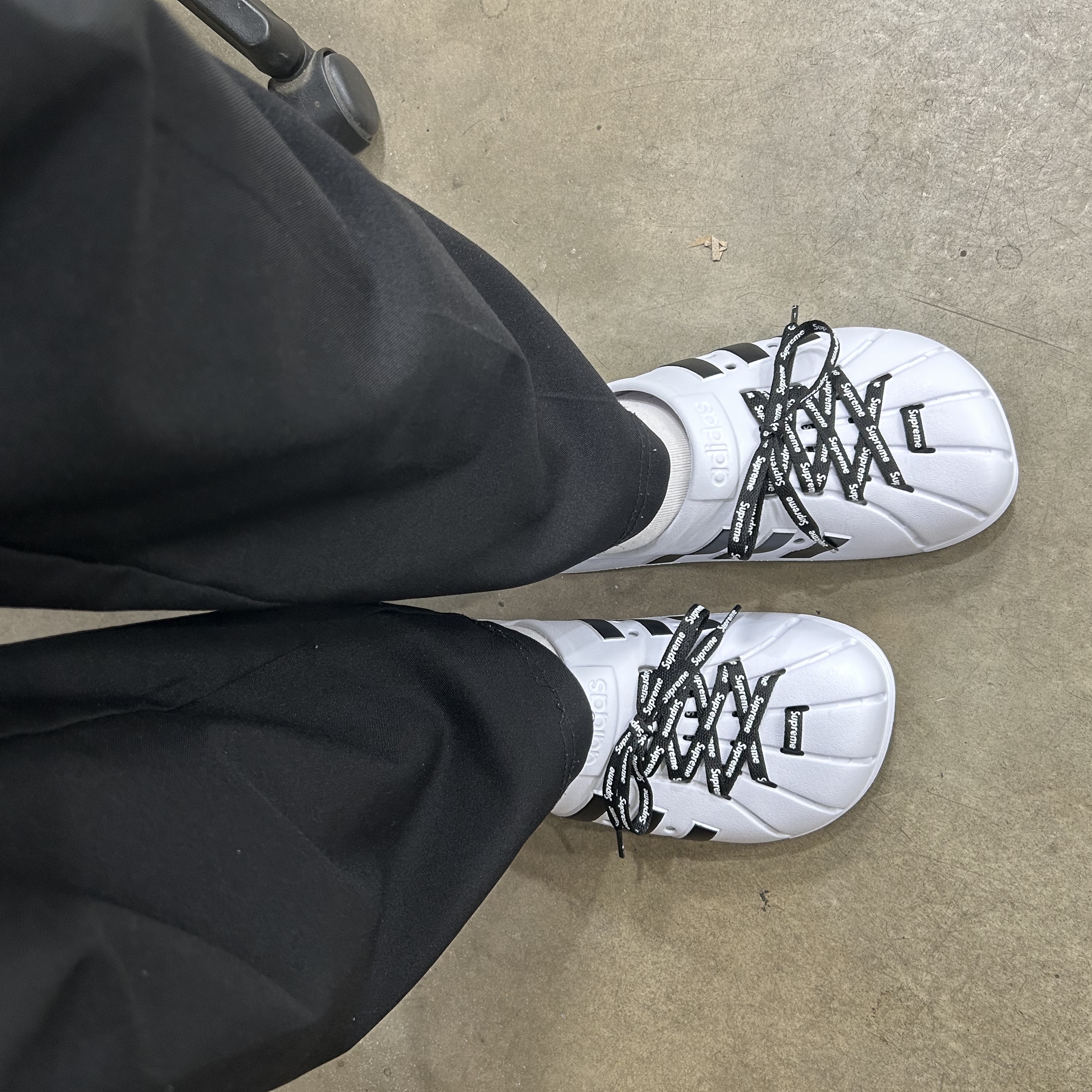 Adidas Adilette Clog White Black 착용 스타일
