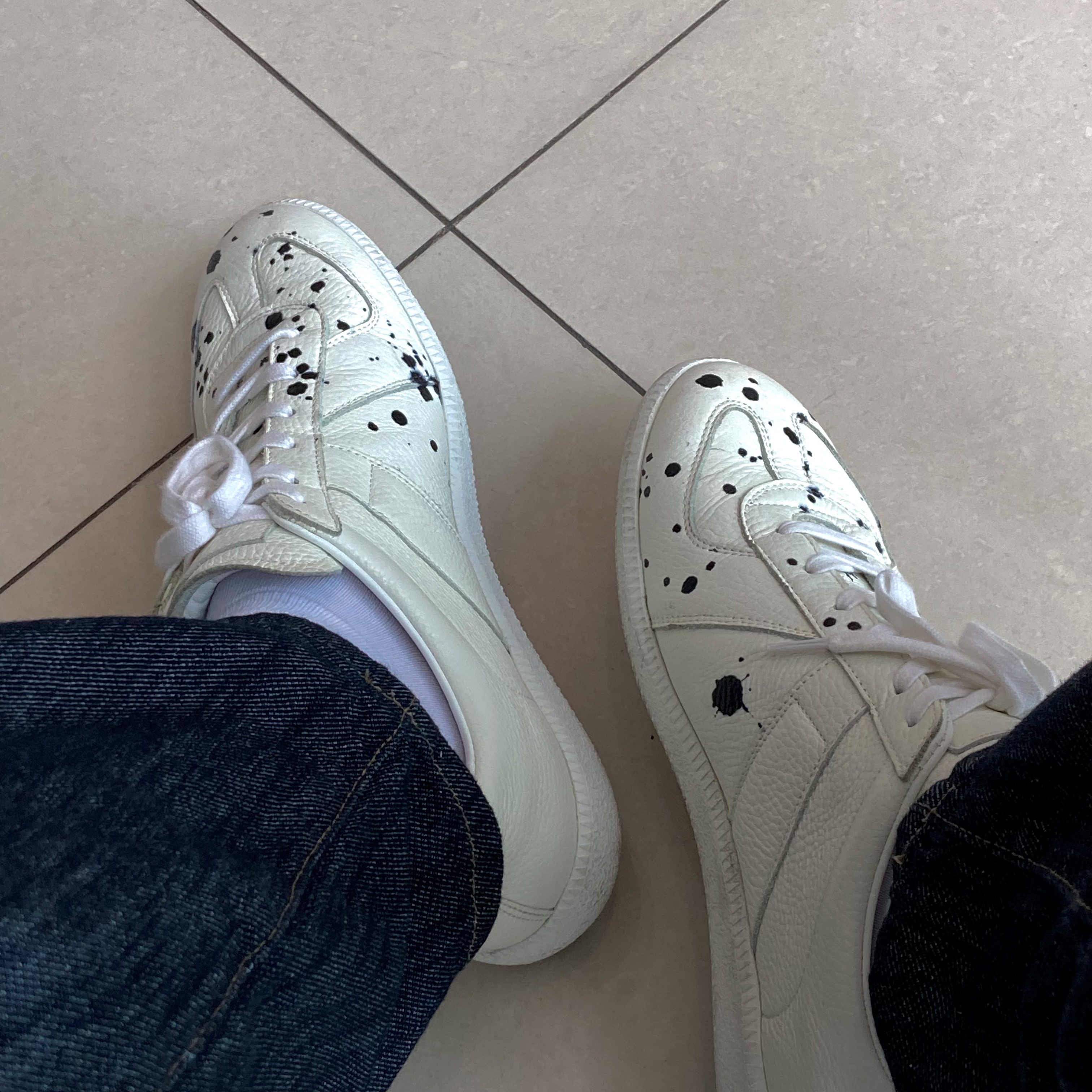 Maison Margiela Replica Paint Splatter Sneakers White 착용 스타일