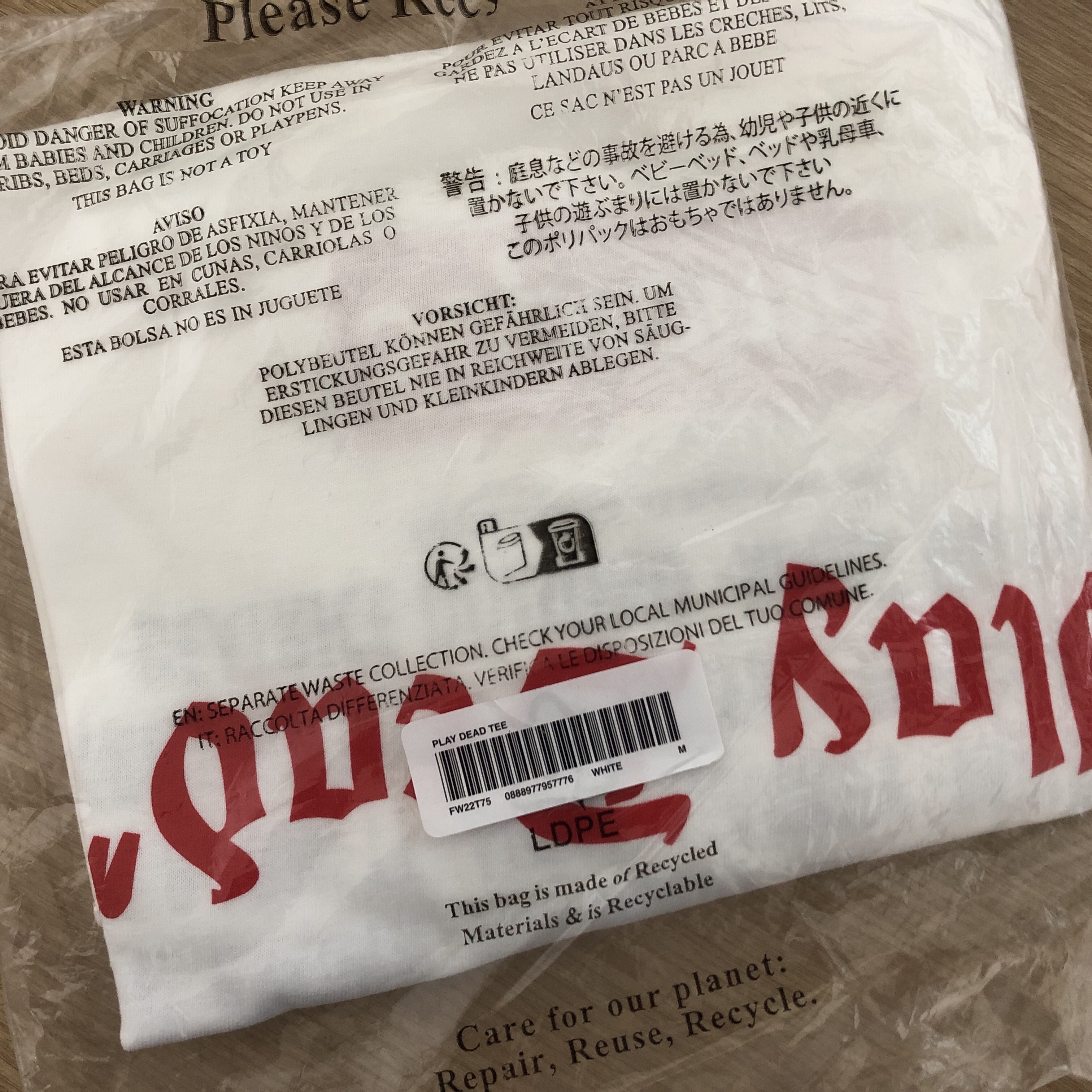 Supreme Play Dead T-Shirt White - 22FW 착용 스타일