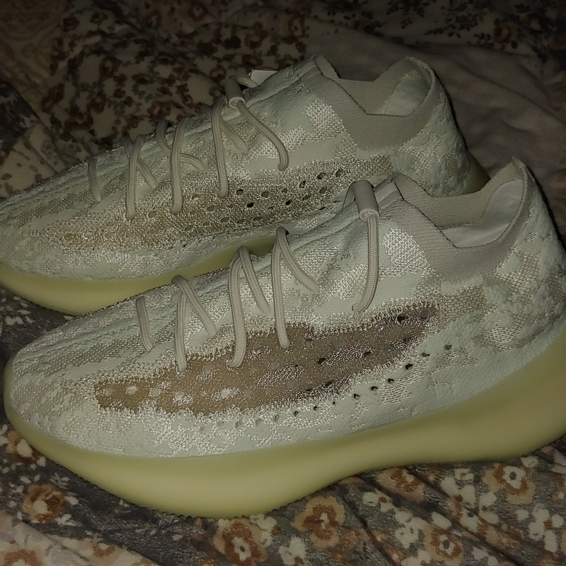 Adidas Yeezy Boost 380 Calcite Glow, Jordan 1 Retro High OG Chicago 2015 착용 스타일 - 3