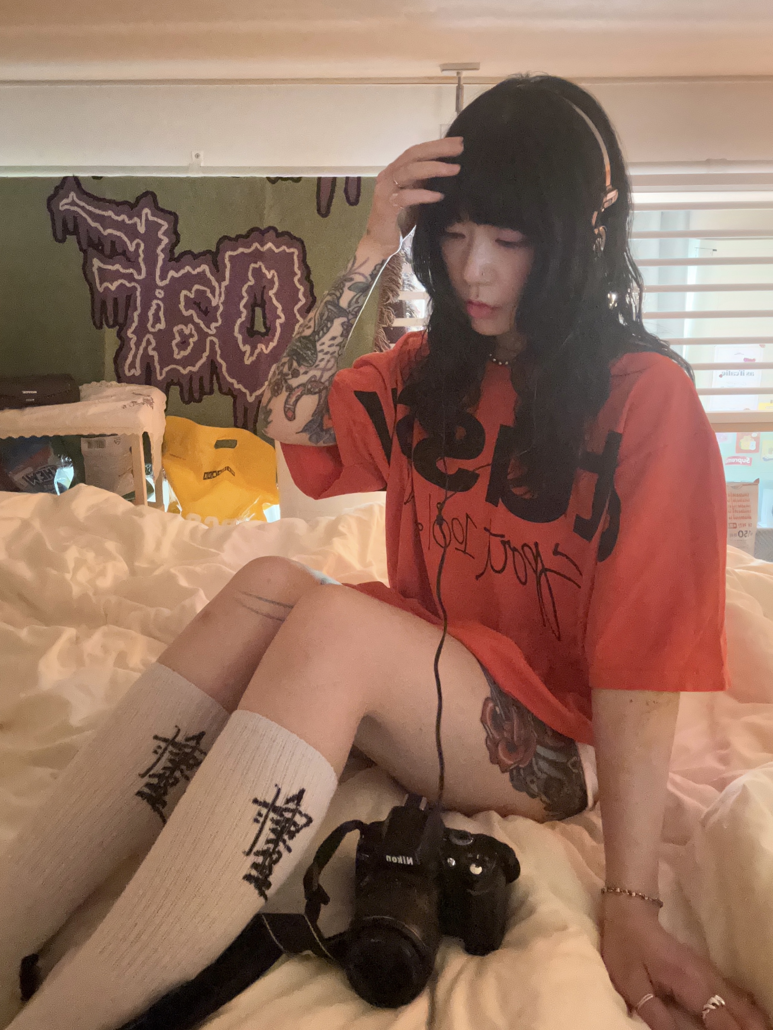 Stussy 100% Pigment Dyed T-Shirt Tomato, Maison Mihara Yasuhiro Blakey OG Sole Canvas Low-top Sneakers Orange 착용 스타일 - 2