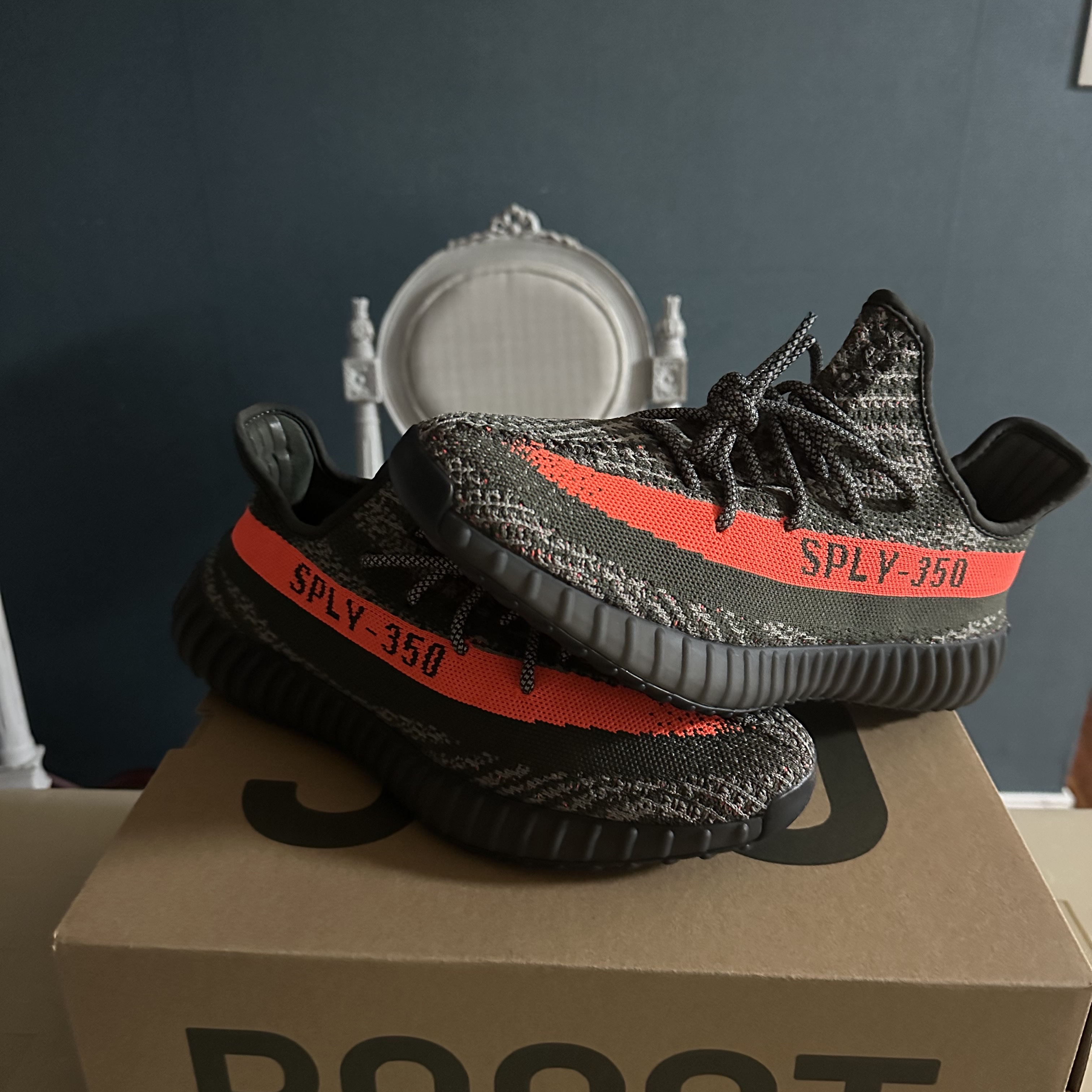 Adidas Yeezy Boost 350 V2 Carbon Beluga 착용 스타일