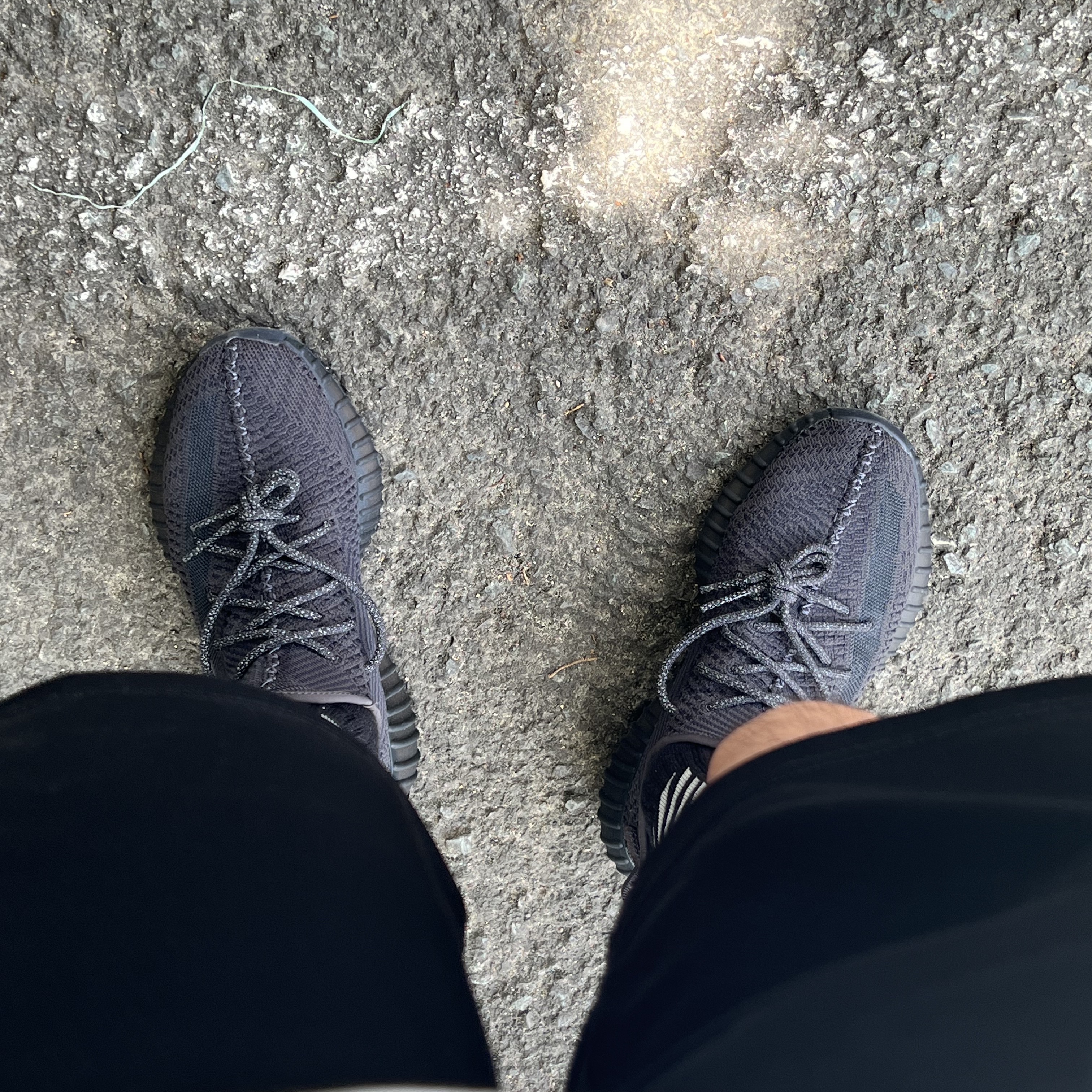 Adidas Yeezy Boost 350 V2 Black - Non-Reflective 착용 스타일 - 2
