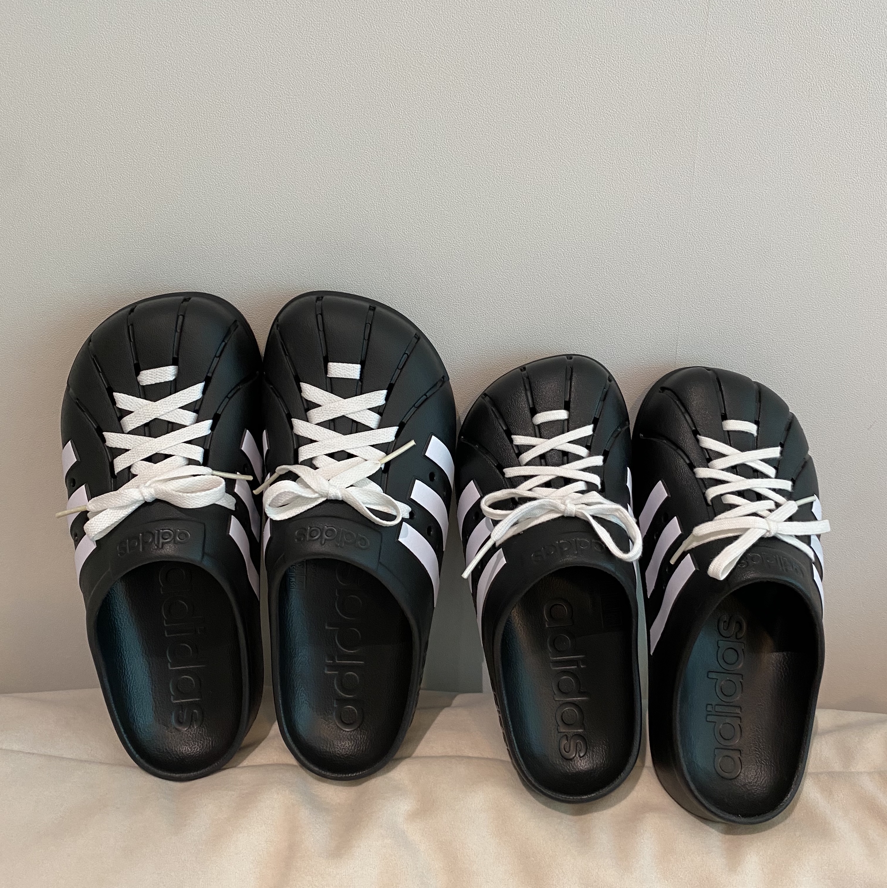 Adidas Adilette Clog Black White 착용 스타일