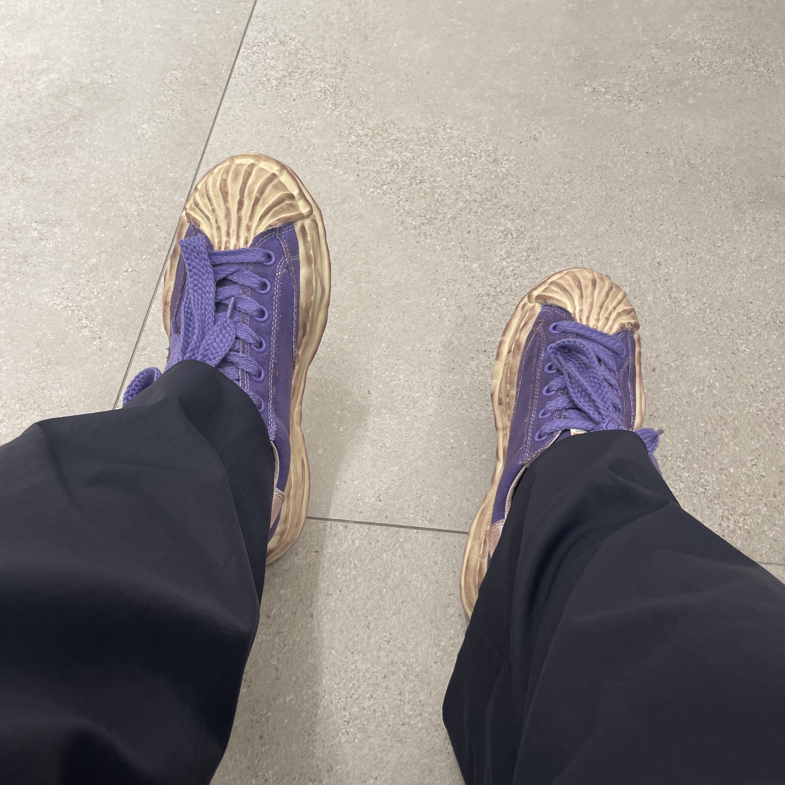 Maison Mihara Yasuhiro Blakey OG Sole Distressed Canvas Low-top Sneakers Purple 착용 스타일