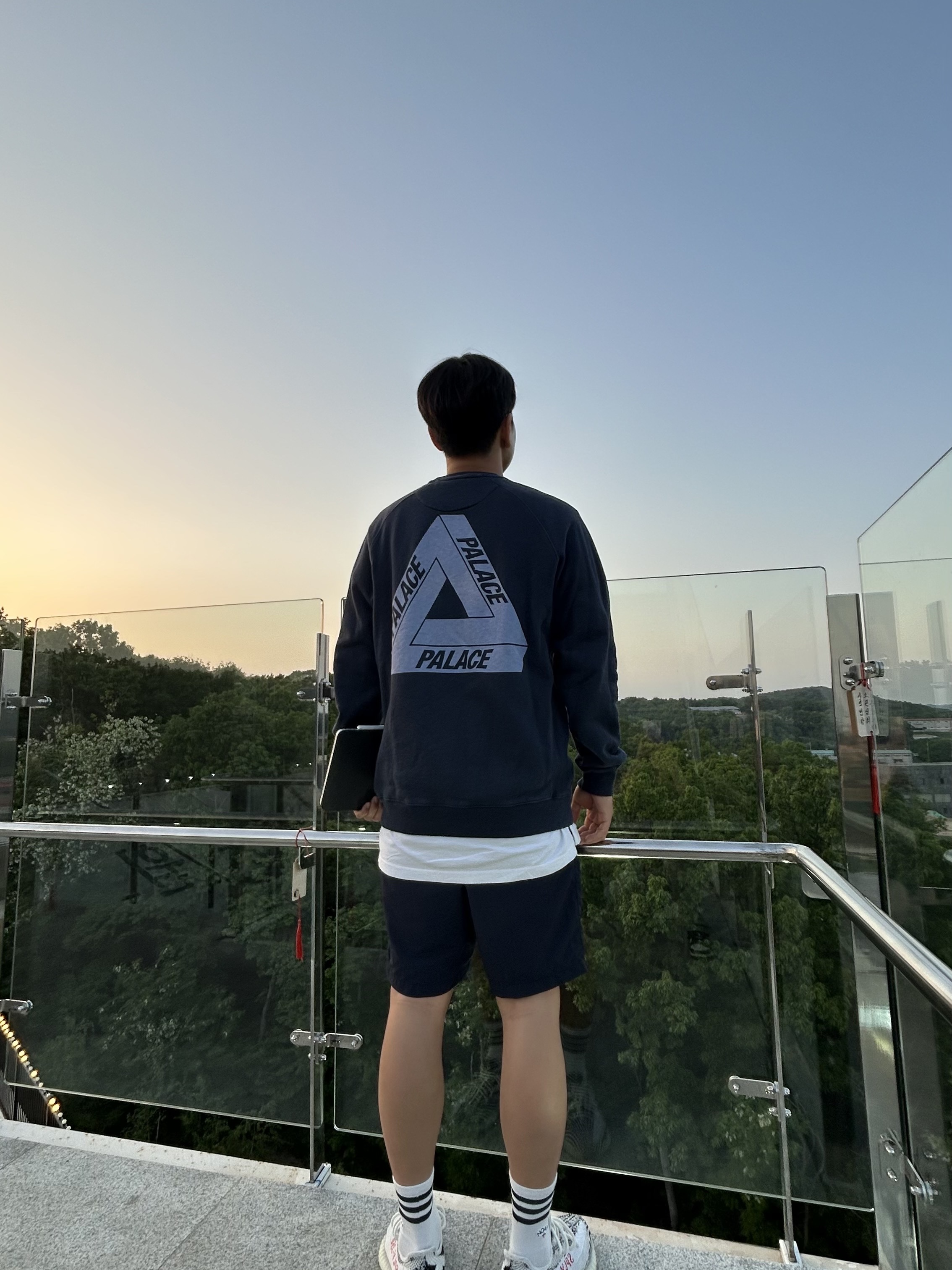 Palace Slub Crew Navy - 21FW, Palace Sofar Shell Shorts Navy - 21SS 착용 스타일 - 1