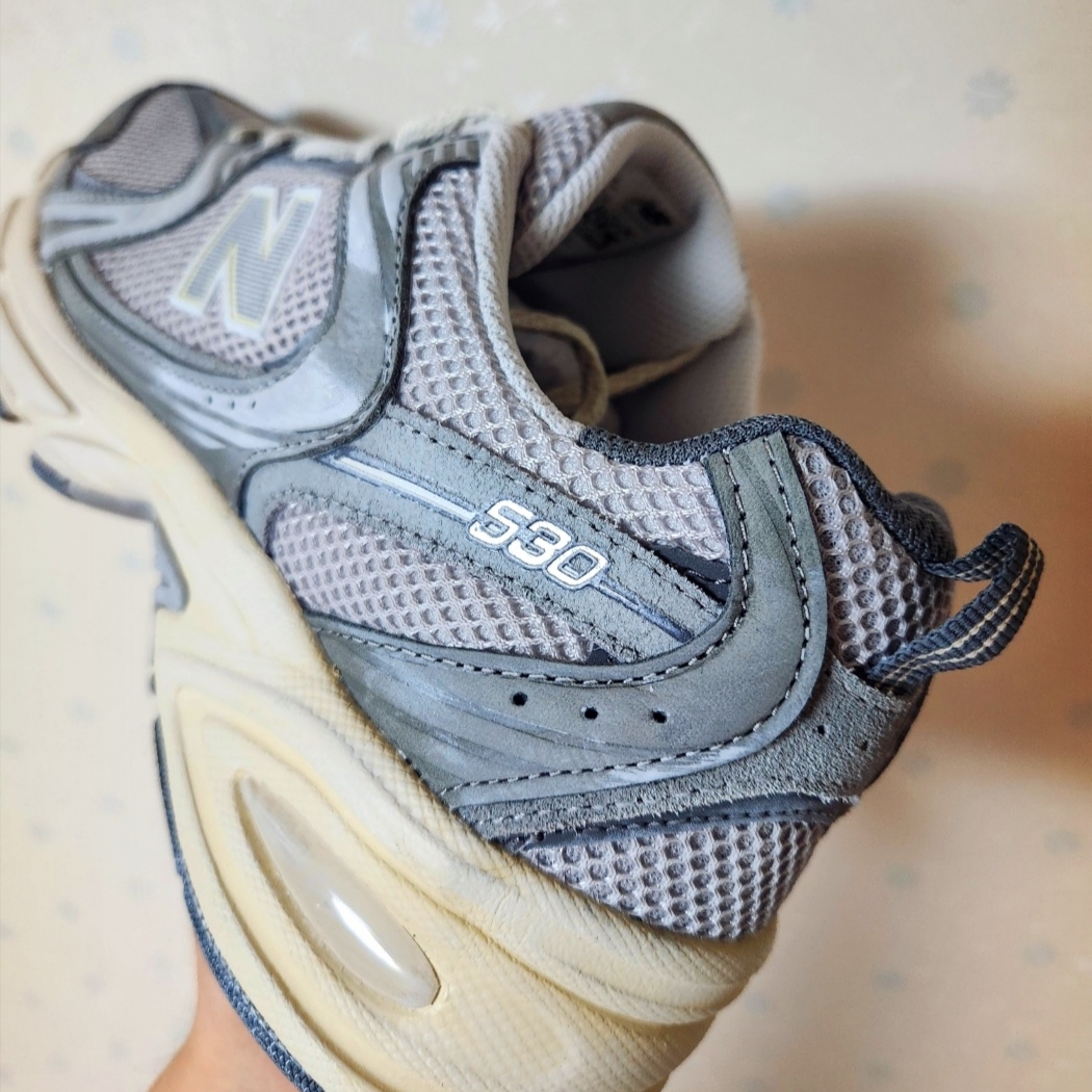 New Balance 530 Premium Vintage Grey Matter 착용 스타일 - 3