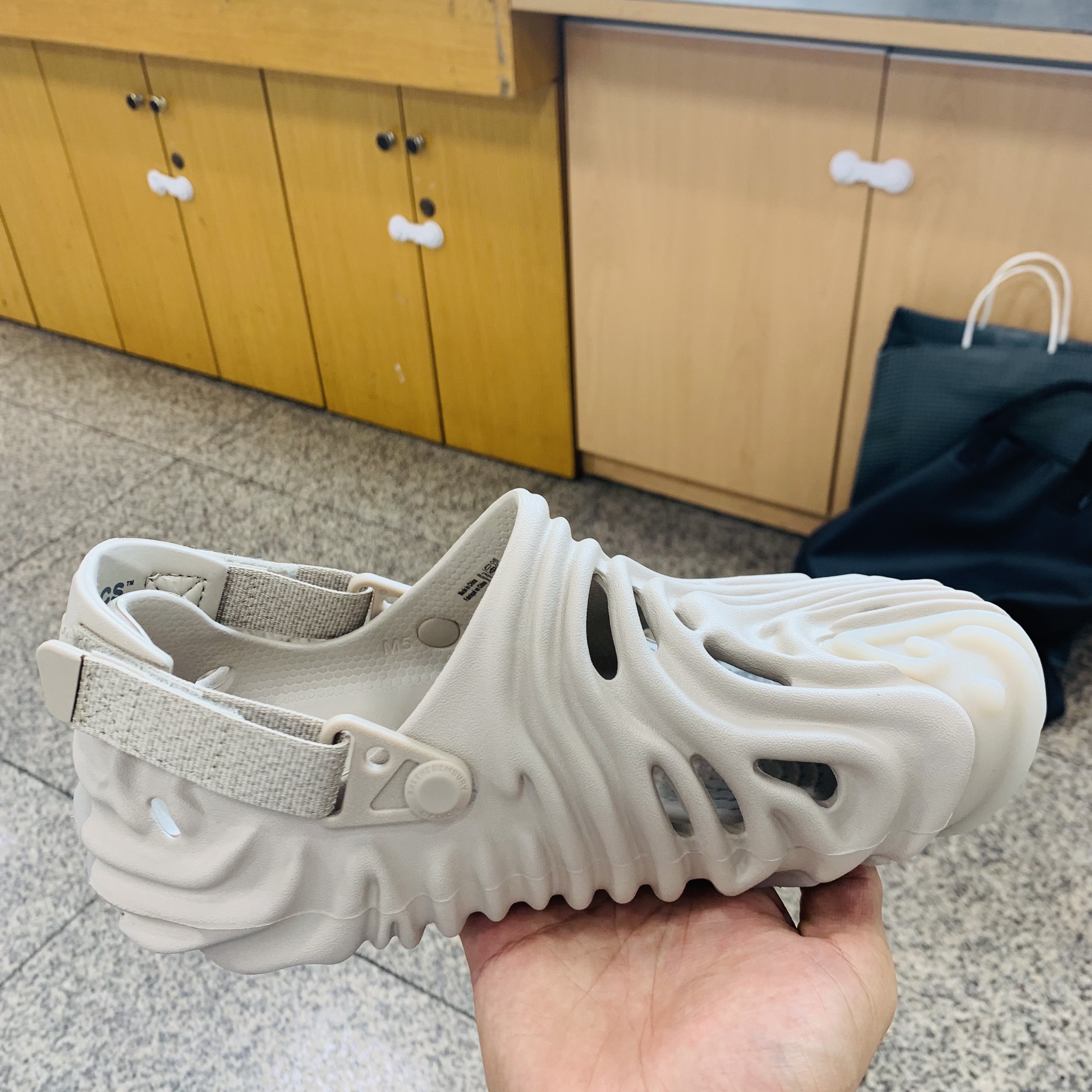 Crocs x Salehe Bembury Pollex Clog Horchata 착용 스타일 - 1