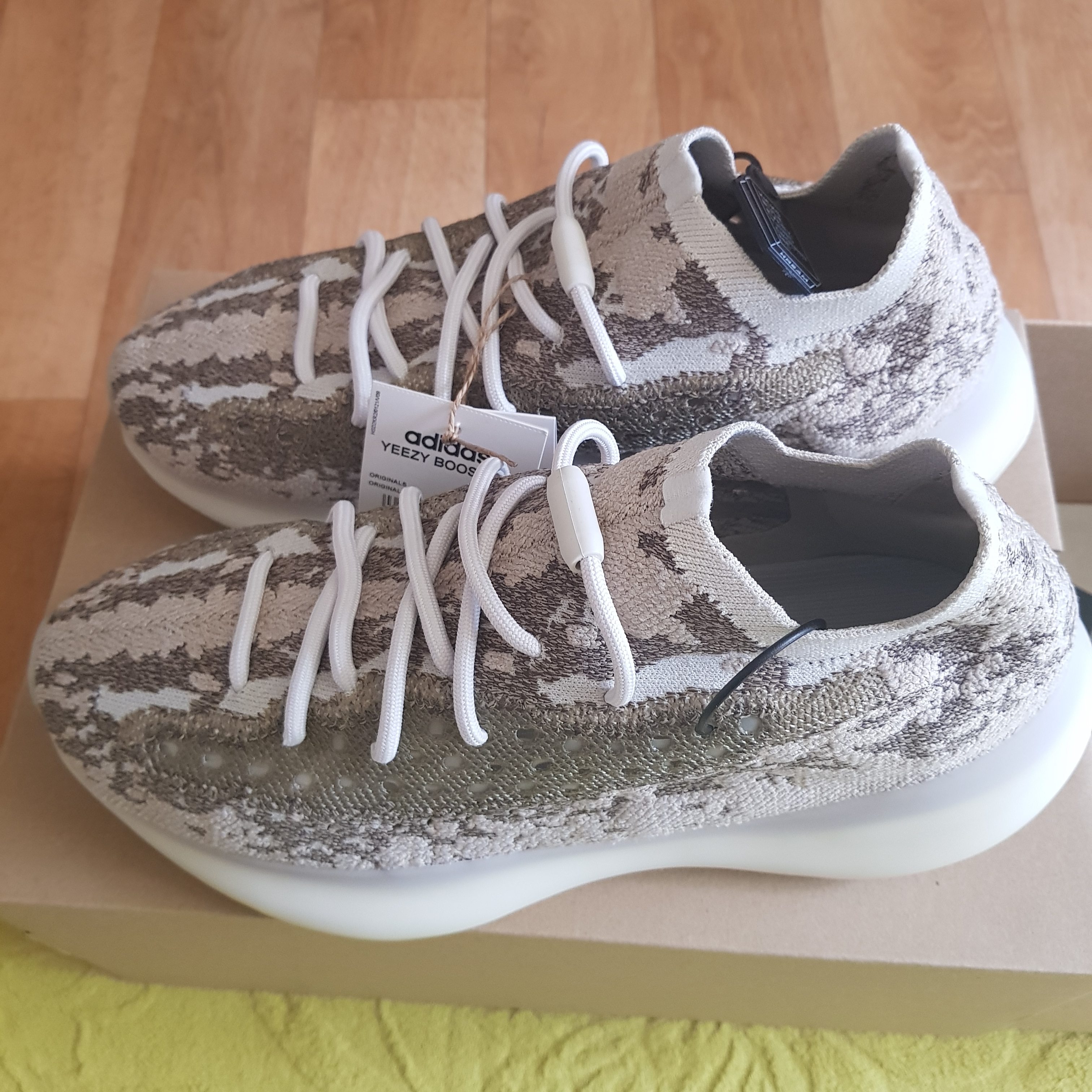 Adidas Yeezy Boost 380 Pyrite 착용 스타일 - 2