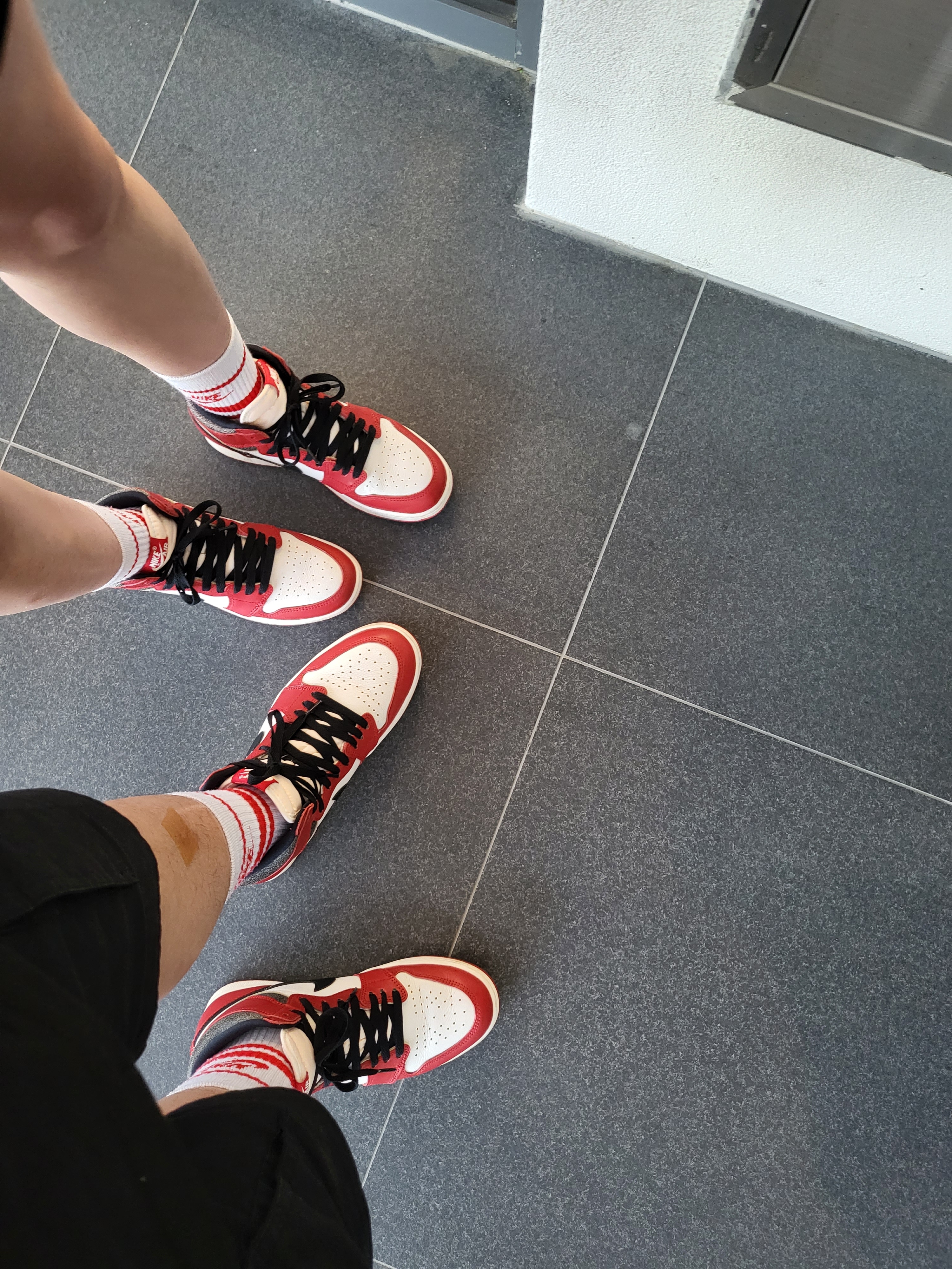 Jordan 1 Retro High OG Chicago 2022, Nike NSW Everyday Essential Crew Socks White University Red (3 Pack/Korean Ver.) 착용 스타일