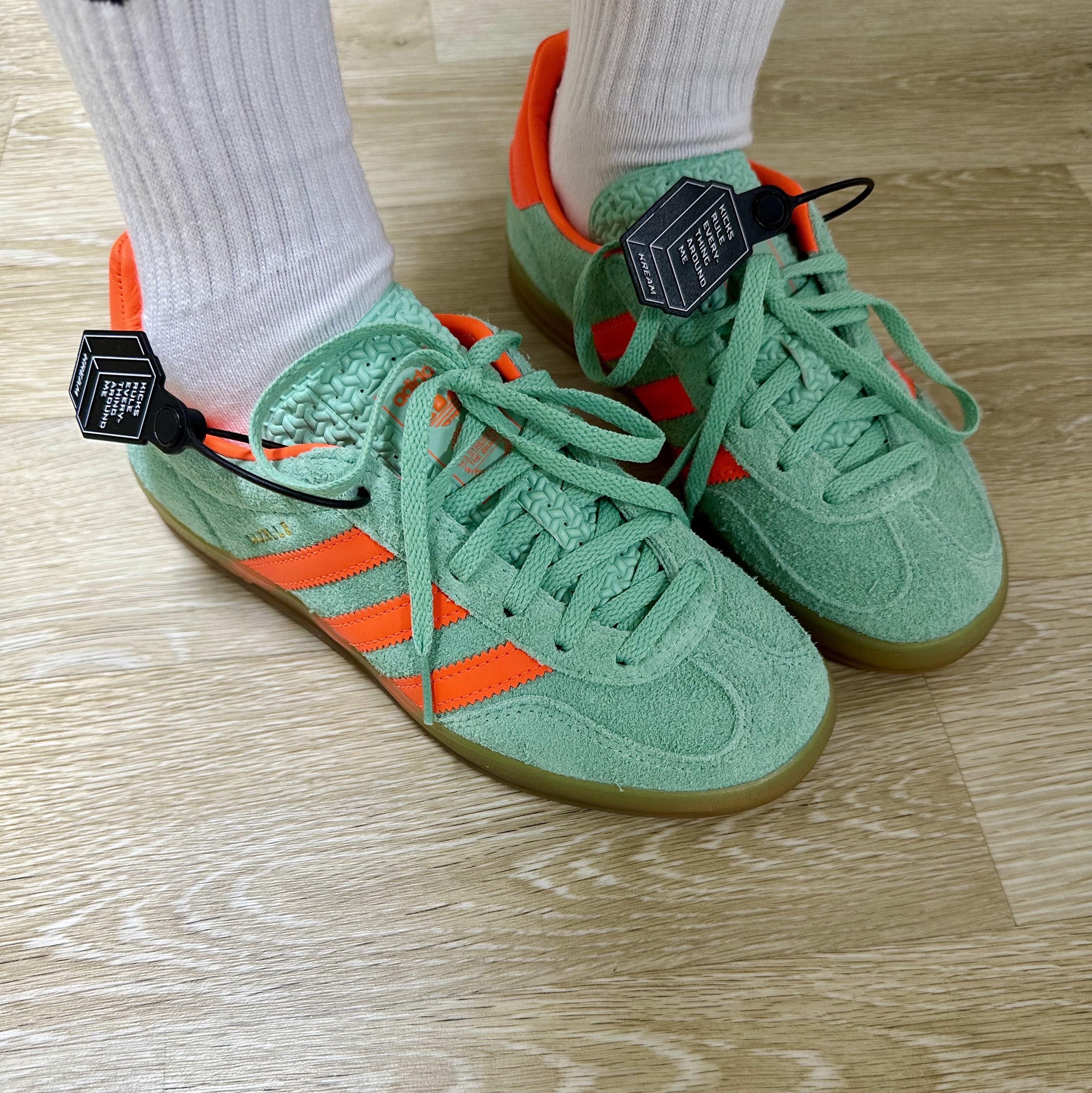 (W) Adidas Gazelle Indoor Pulse Mint Solar Orange 착용 스타일 - 2