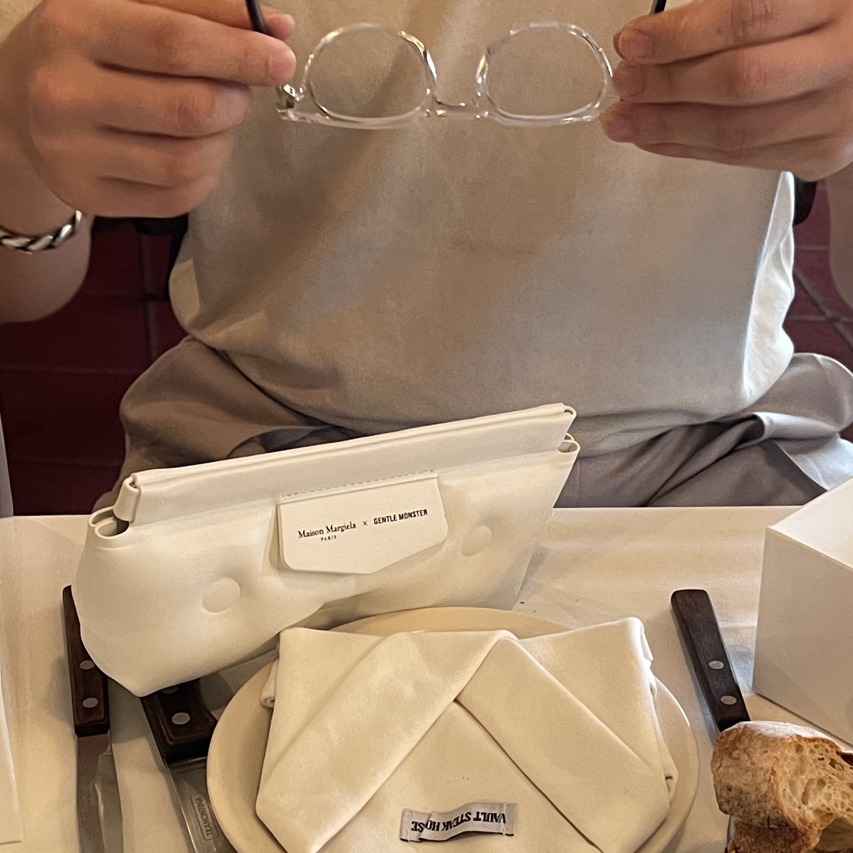 Gentle Monster x Maison Margiela MM009 Clear Black Gradient 착용 스타일 - 1
