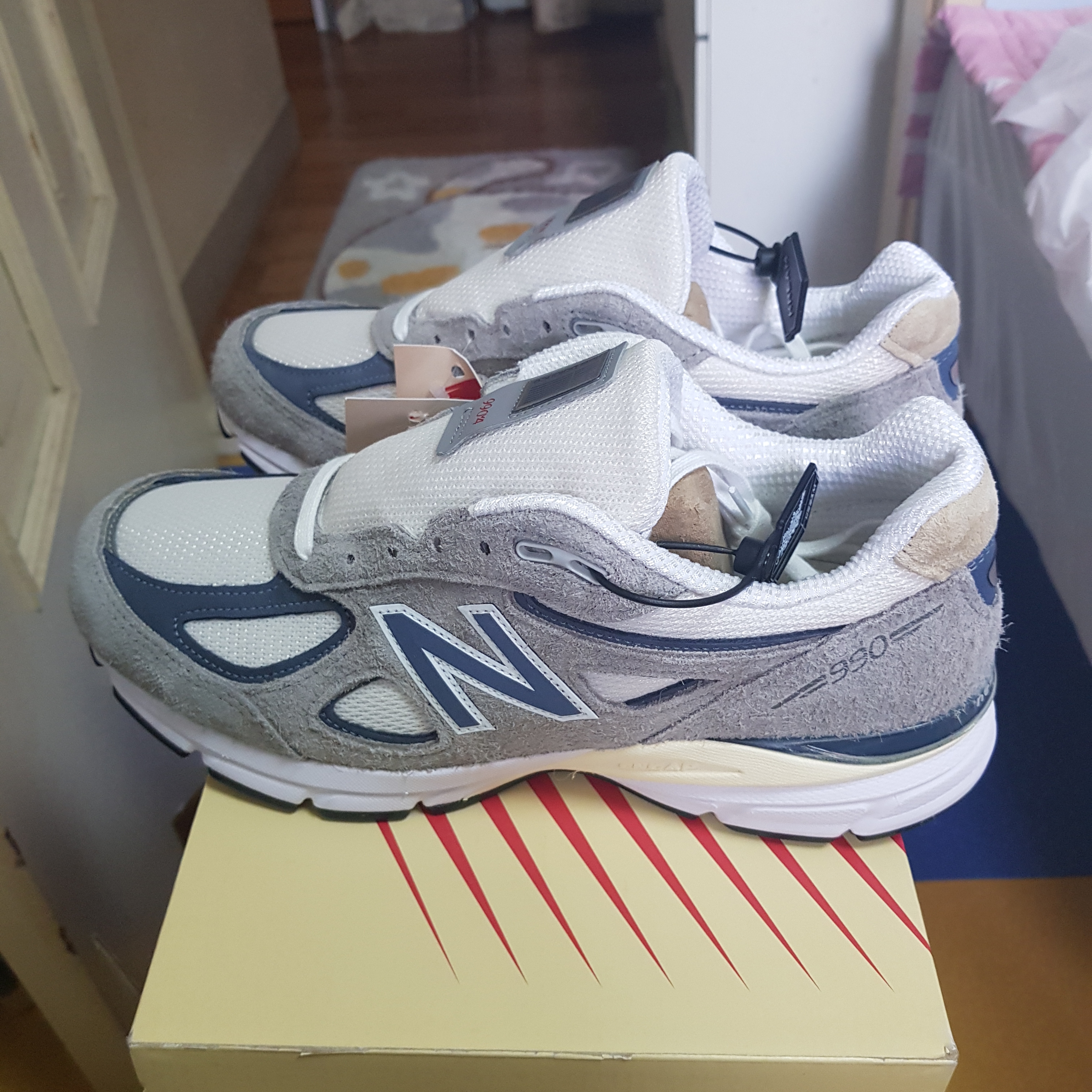 New Balance 990v4 Made in USA Gray Suede 착용 스타일 - 1