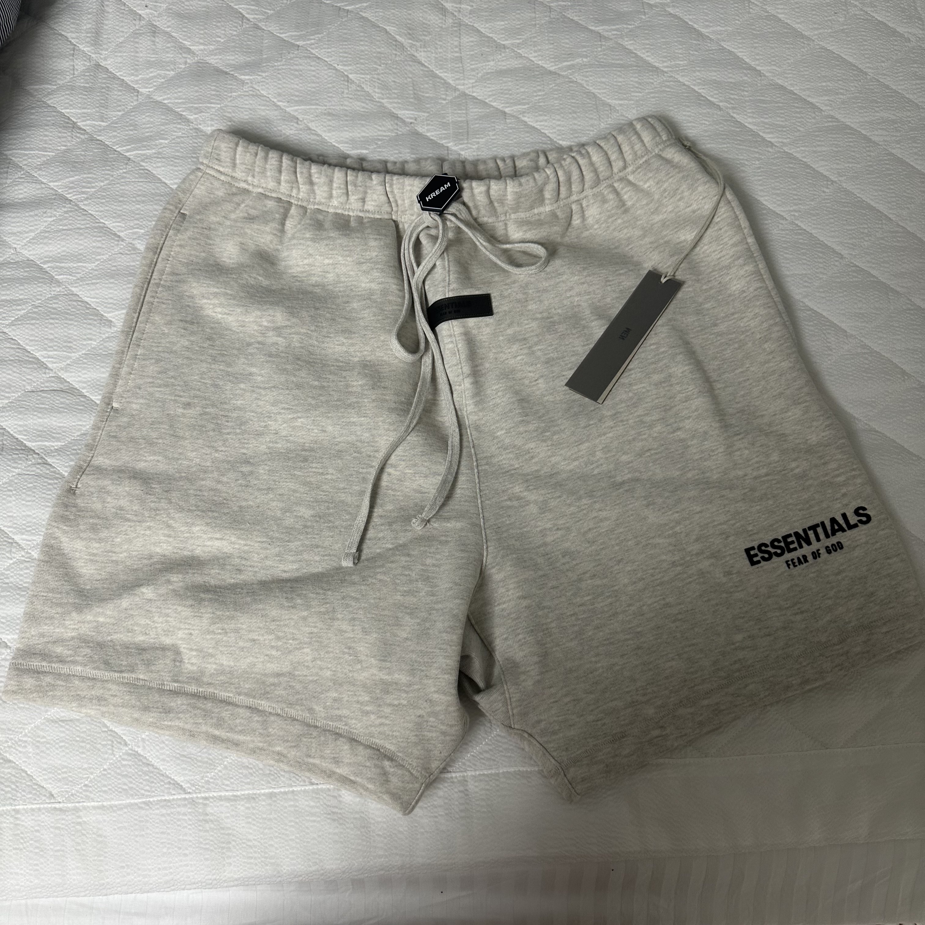 Essentials The Core Collection Sweatshorts Light Oatmeal 착용 스타일
