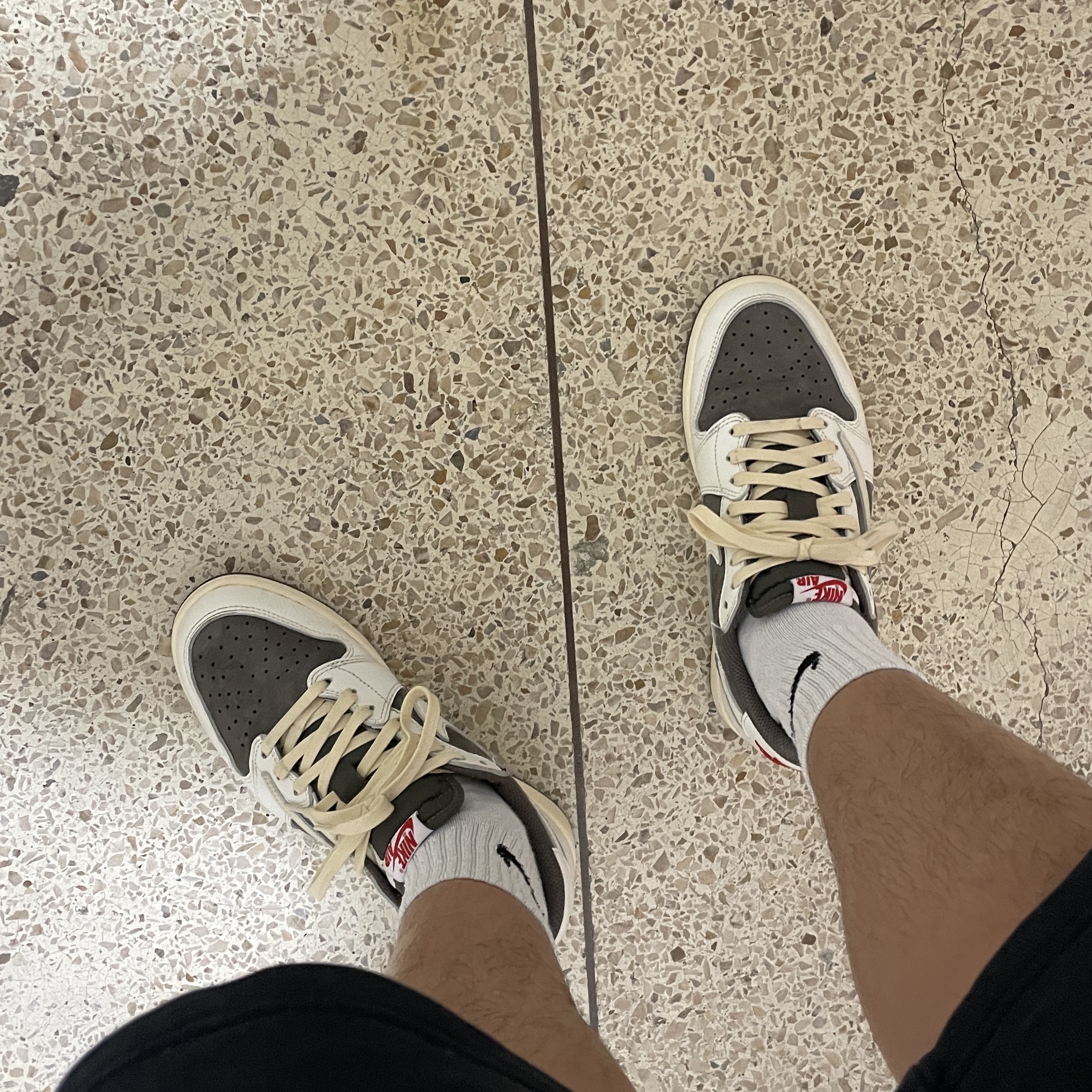 Jordan 1 x Travis Scott Retro Low OG SP Sail and Ridgerock 착용 스타일