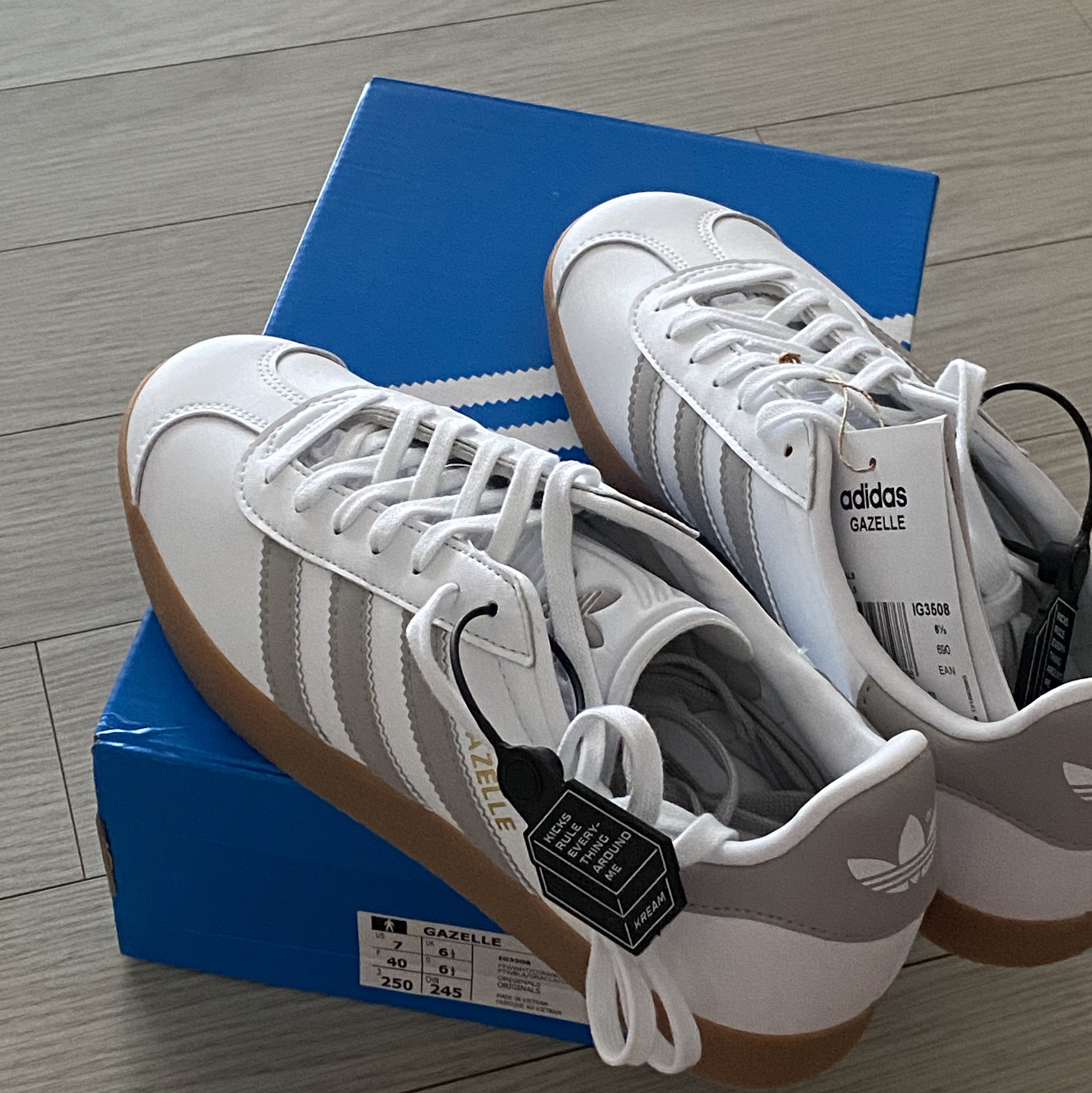 Adidas Gazelle White Grey 착용 스타일 - 5