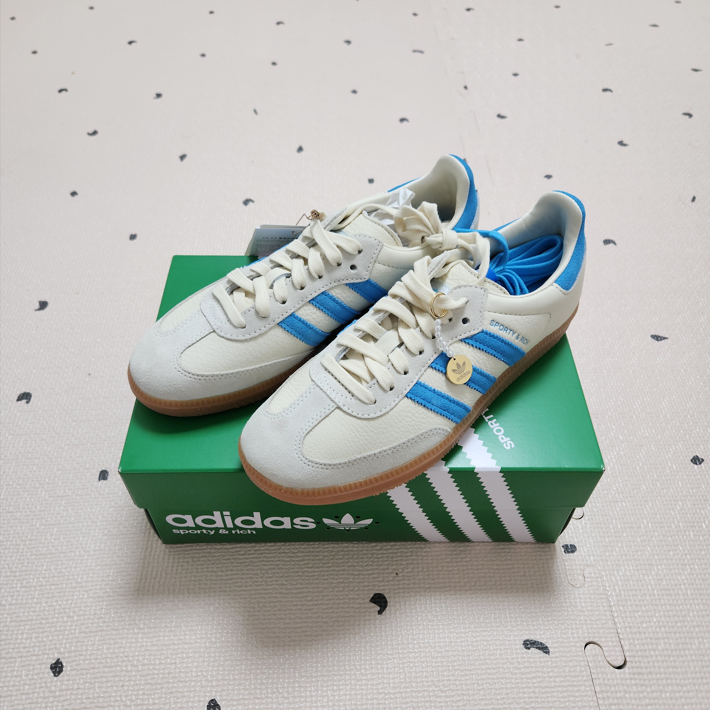 Adidas x Sporty & Rich Samba Cream Blue 착용 스타일 - 1