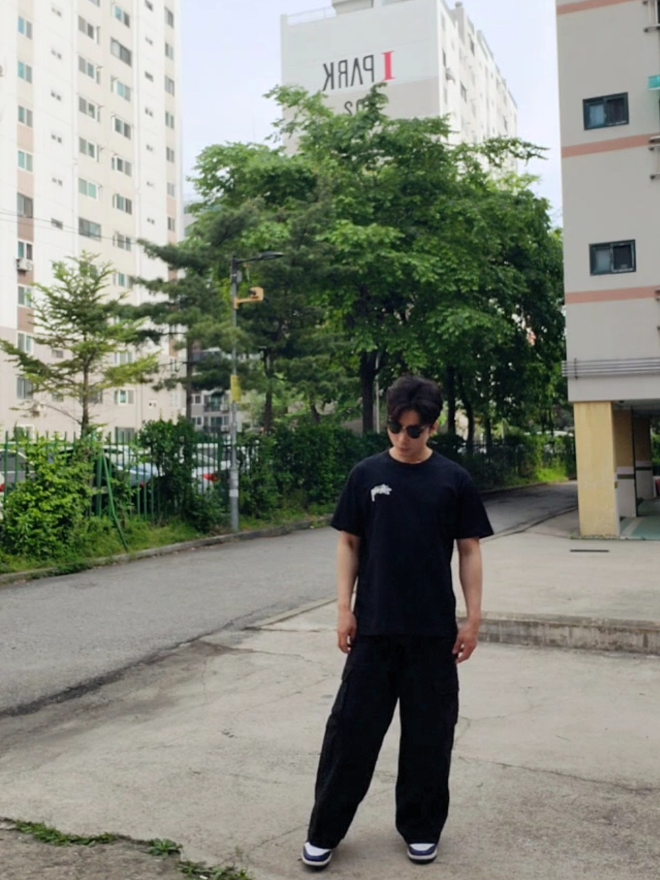 Nike x Ambush Dunk High Deep Royal Blue, Stussy Fuzzy Dice T-Shirt Black 착용 스타일 - 2