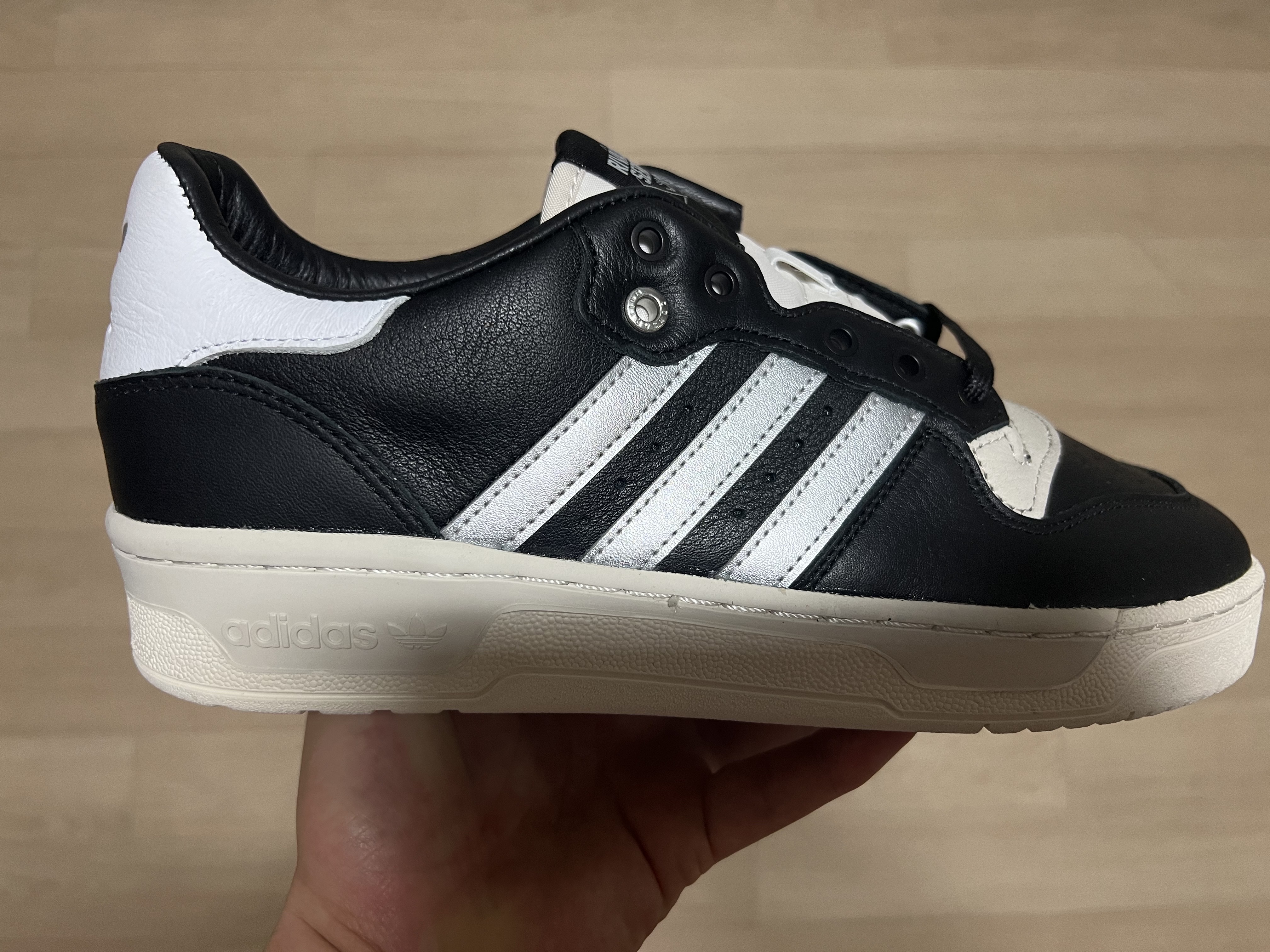 Adidas Rivalry Low Consortium Core Black 착용 스타일