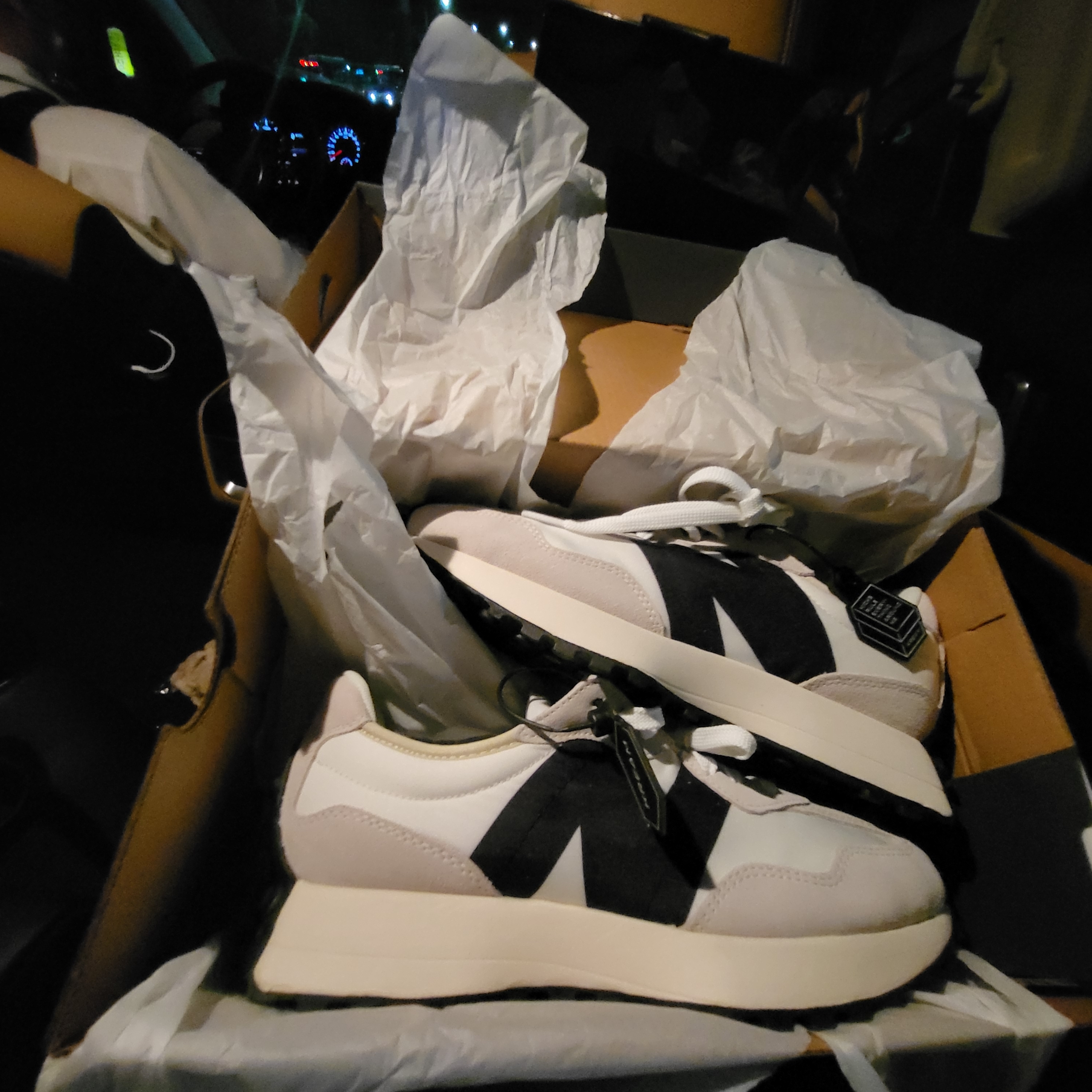 New Balance 327 White Black 착용 스타일
