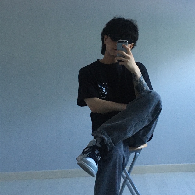 Stussy Fire Dice T-Shirt Black, Jordan 1 Mid Light Smoke Grey 착용 스타일 - 1