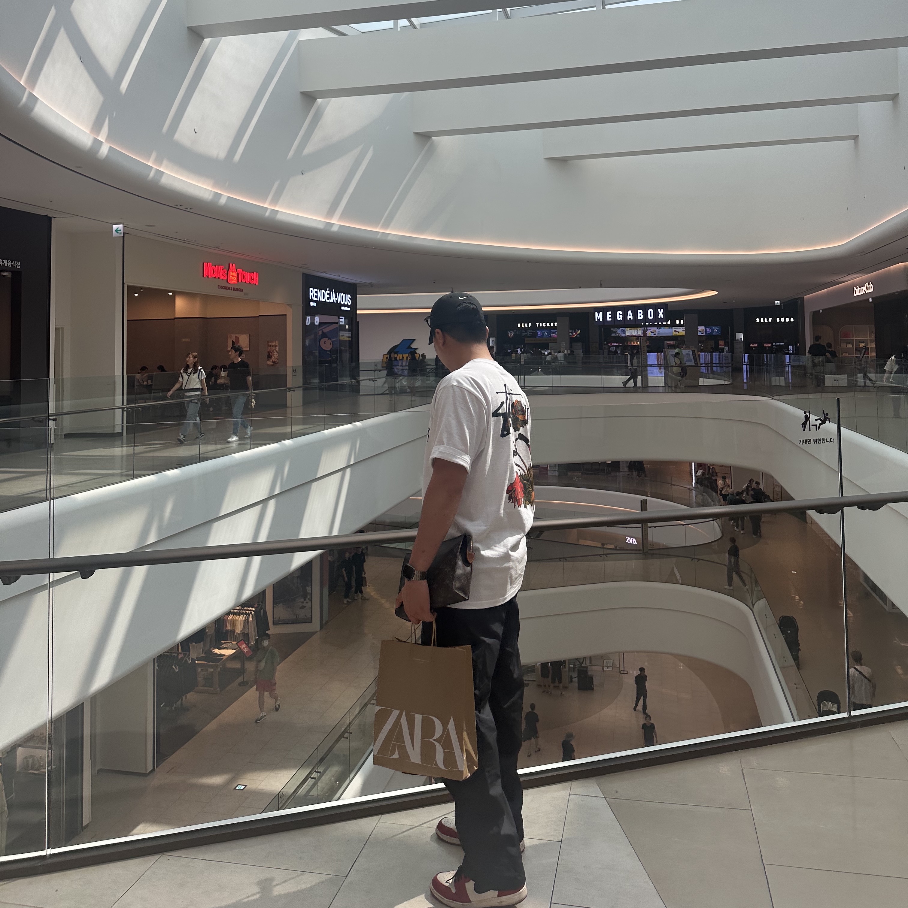 Stussy Withered Flower T-Shirt White, Jordan 1 Retro High OG Chicago 2022 착용 스타일