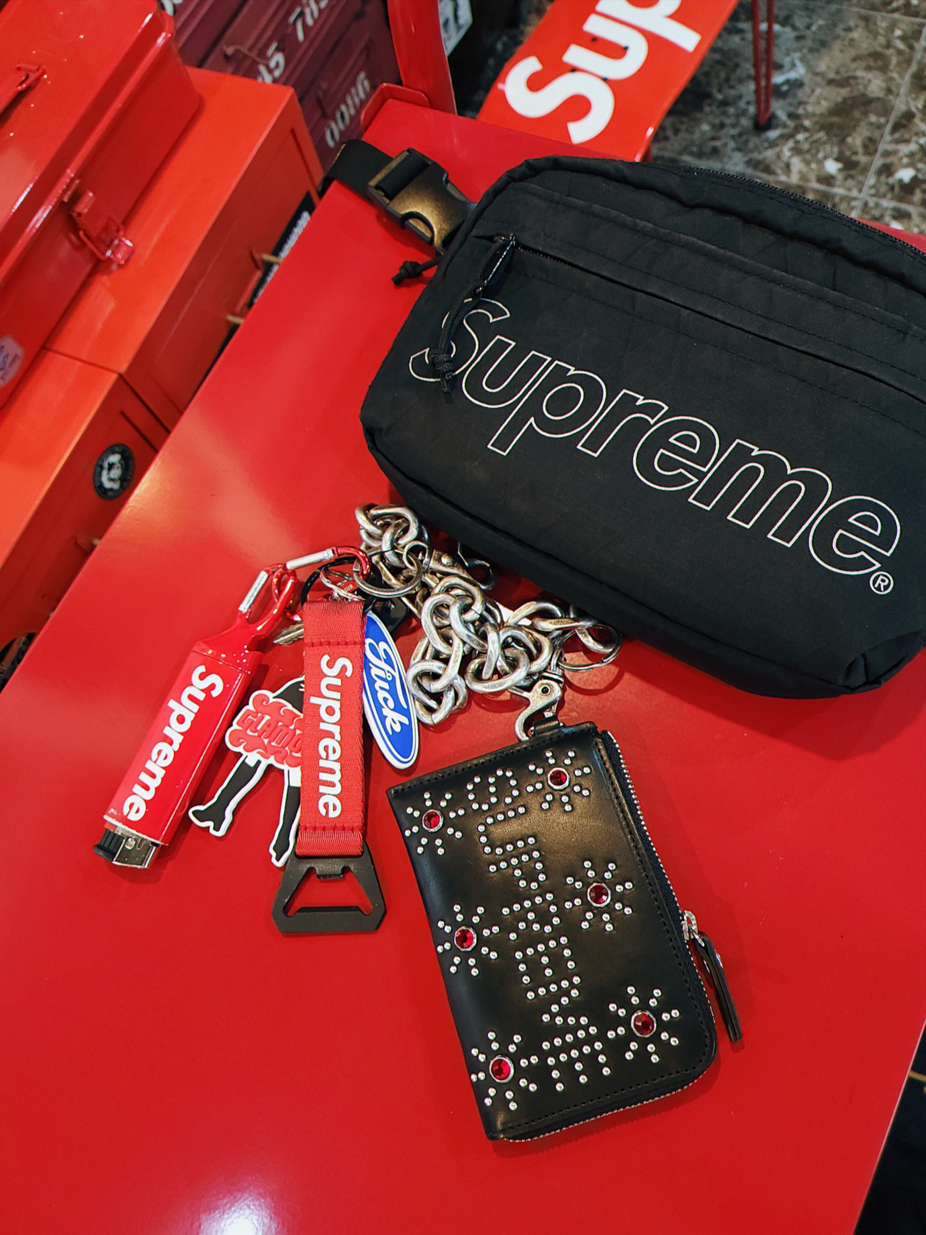 Stussy x Off-White 40 WT T-Shirt, Project G/R Factory Keychain Silver 착용 스타일 - 2