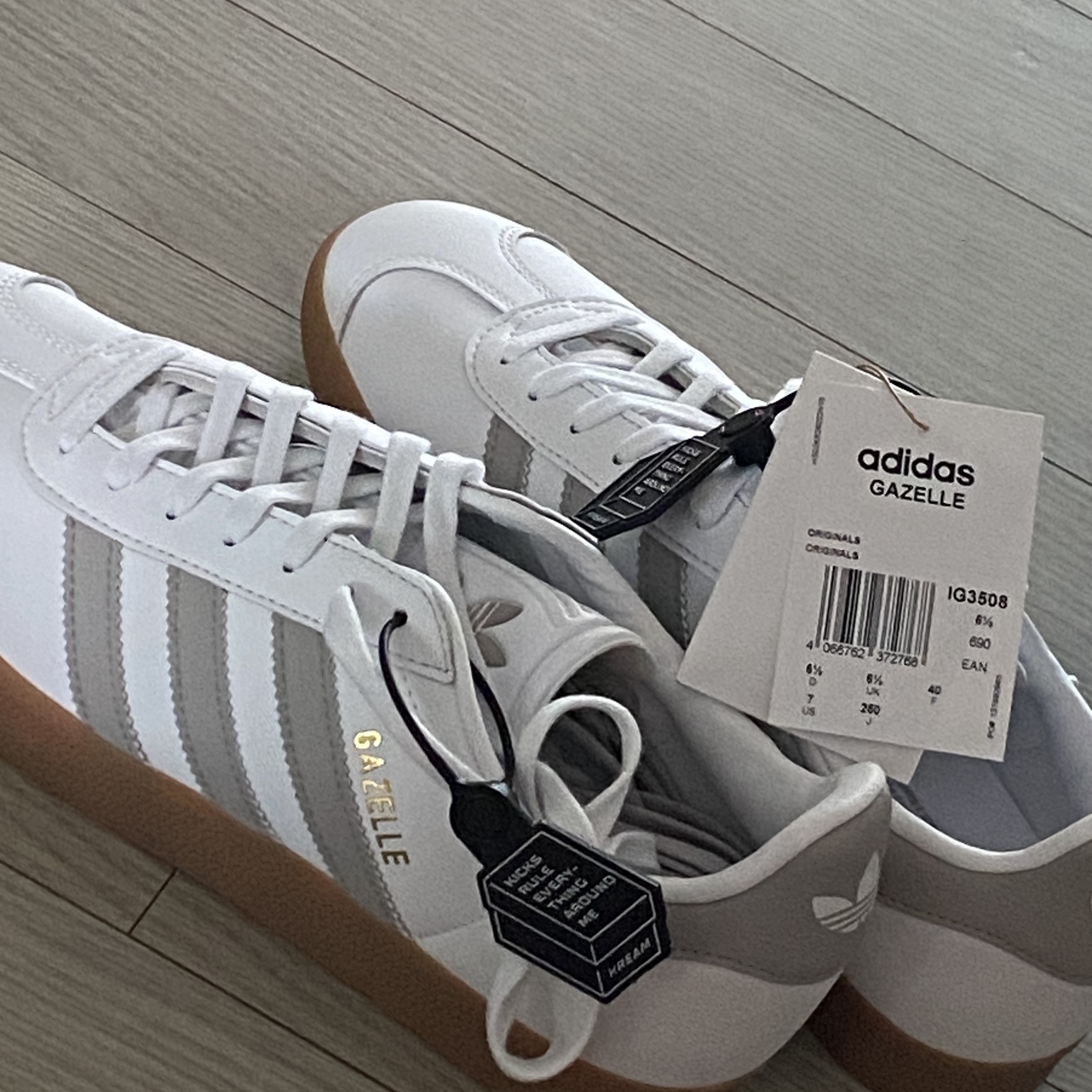 Adidas Gazelle White Grey 착용 스타일 - 2