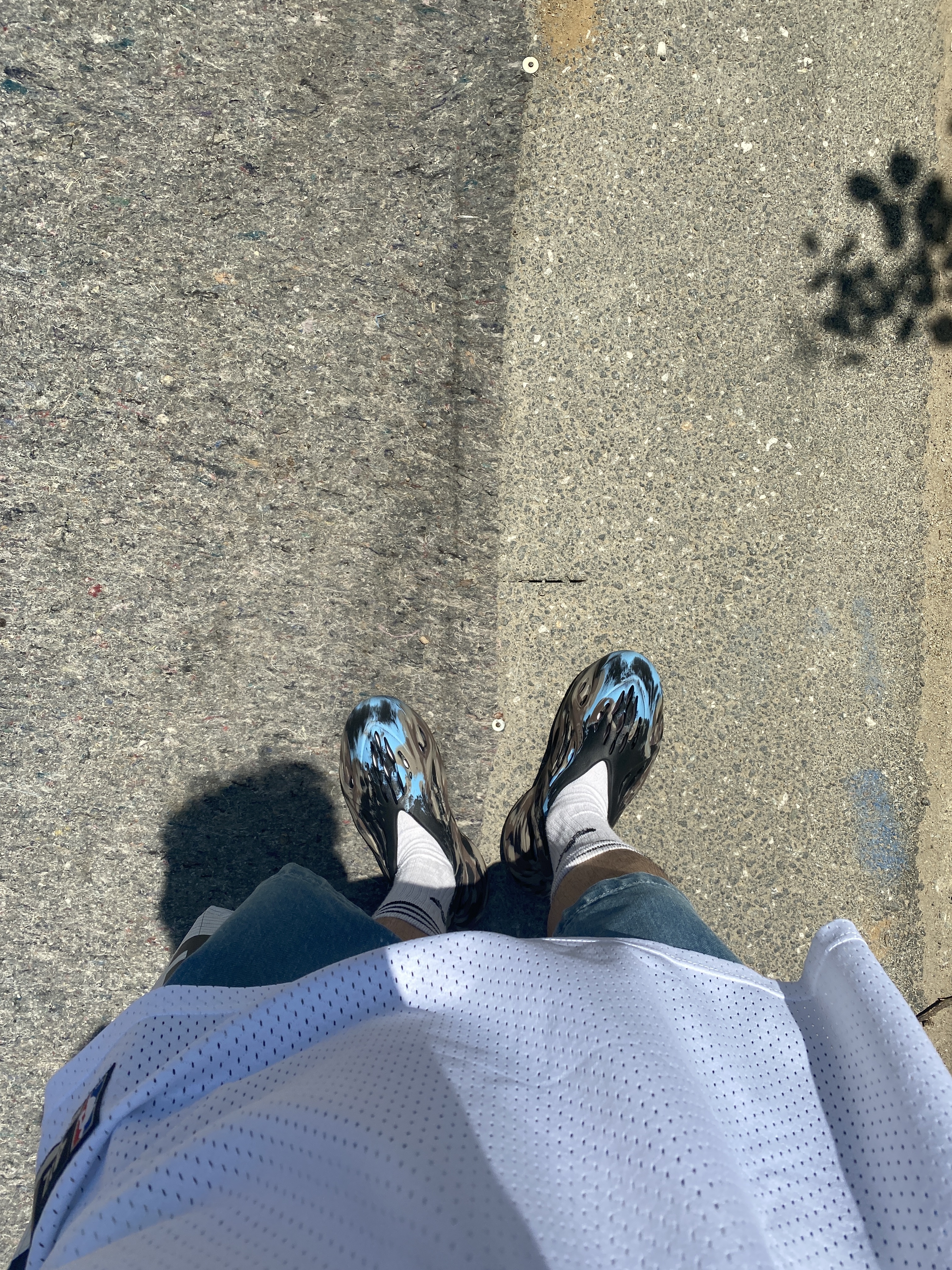 Adidas Yeezy Foam RNNR MX Cinder 착용 스타일